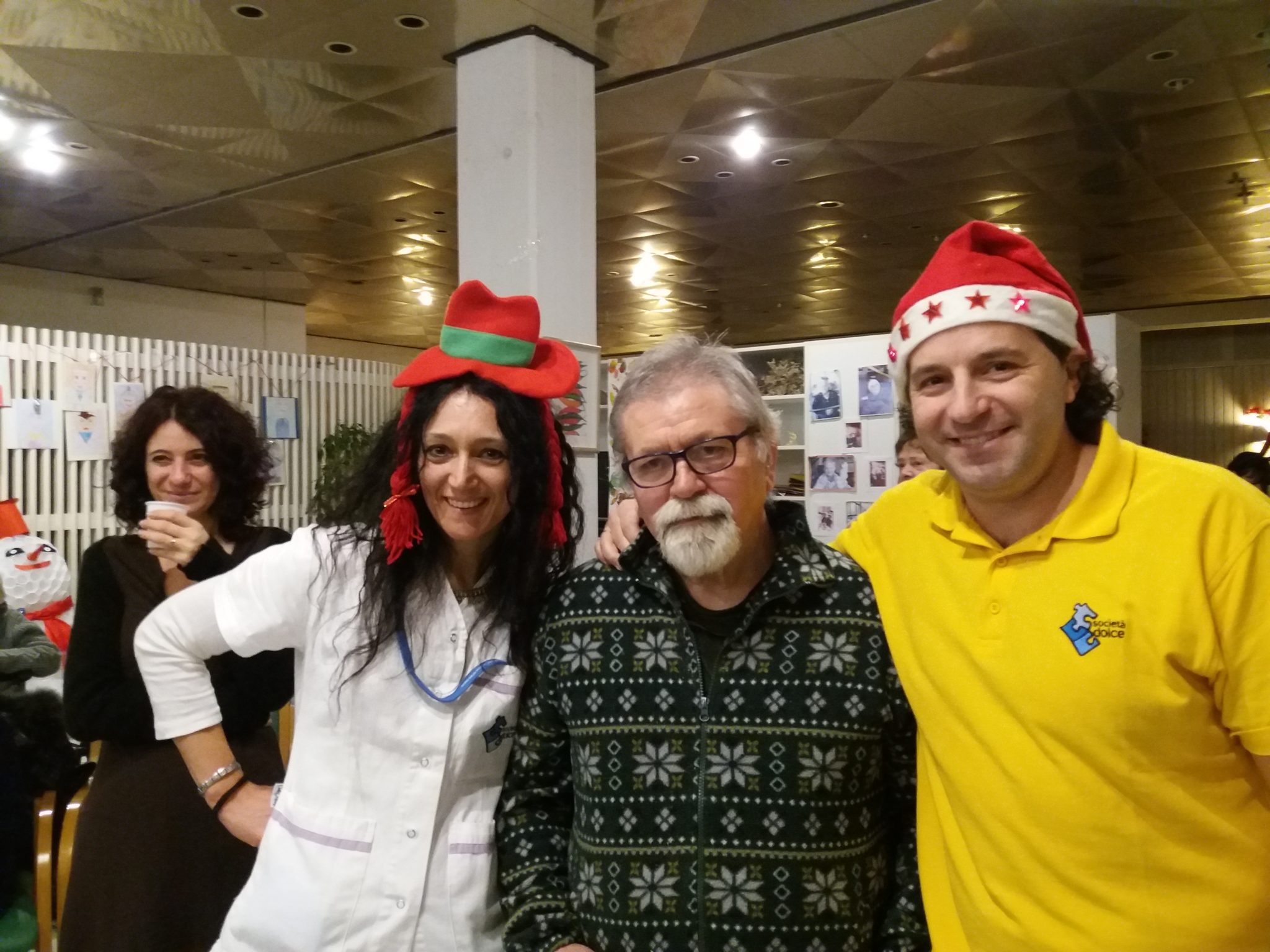 Un'immagine che ritrae sorriso, occhiali, espressione facciale, giacca e divertimento.