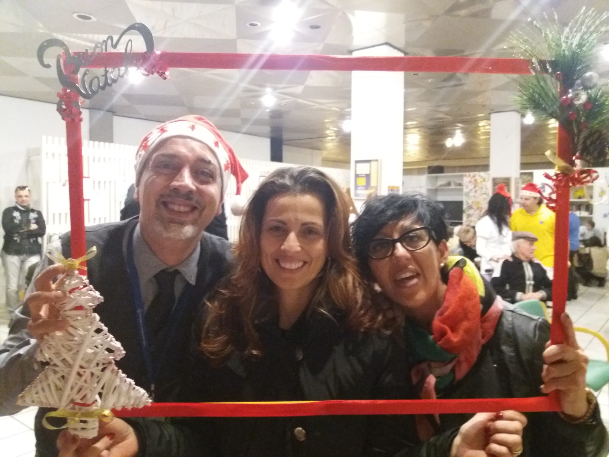 Un'immagine che ritrae vestiario, viso, capispalla, pantaloni e sorriso.