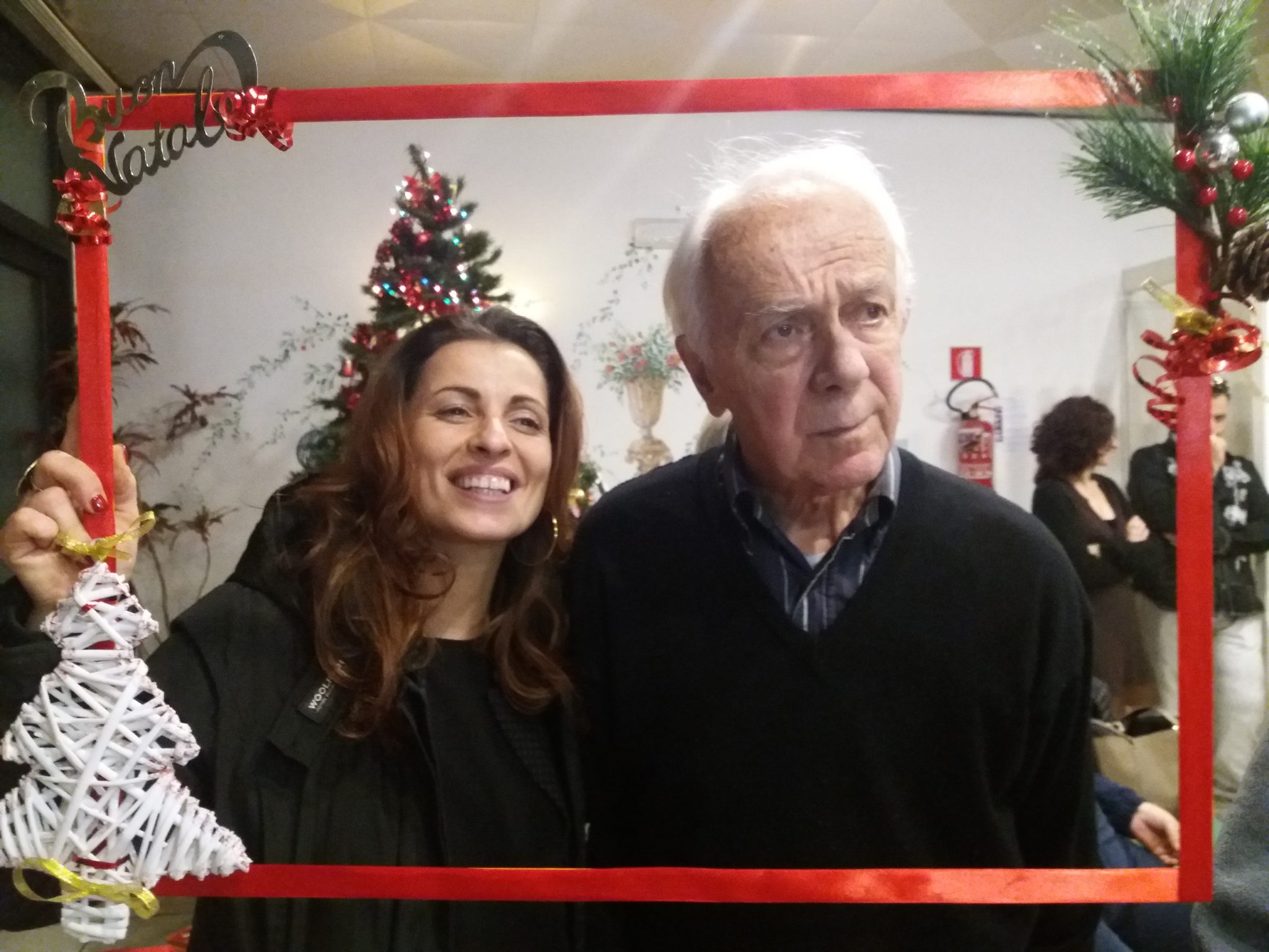 Un'immagine che ritrae sorriso, evento, felicità, decorazione natalizia e regalo.