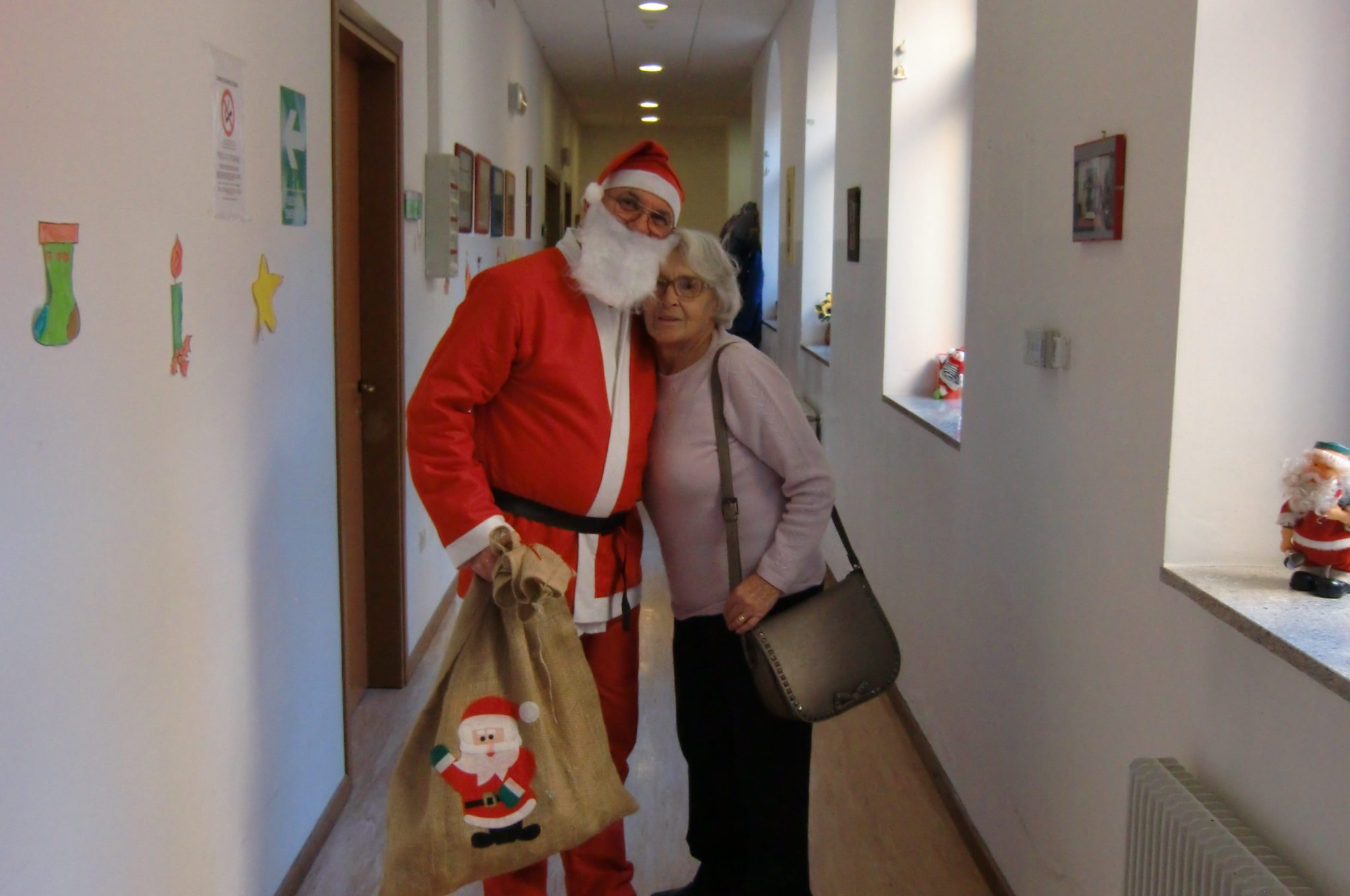 Un'immagine che ritrae babbo natale, personaggio immaginario, barba, cappello e peli sul viso.
