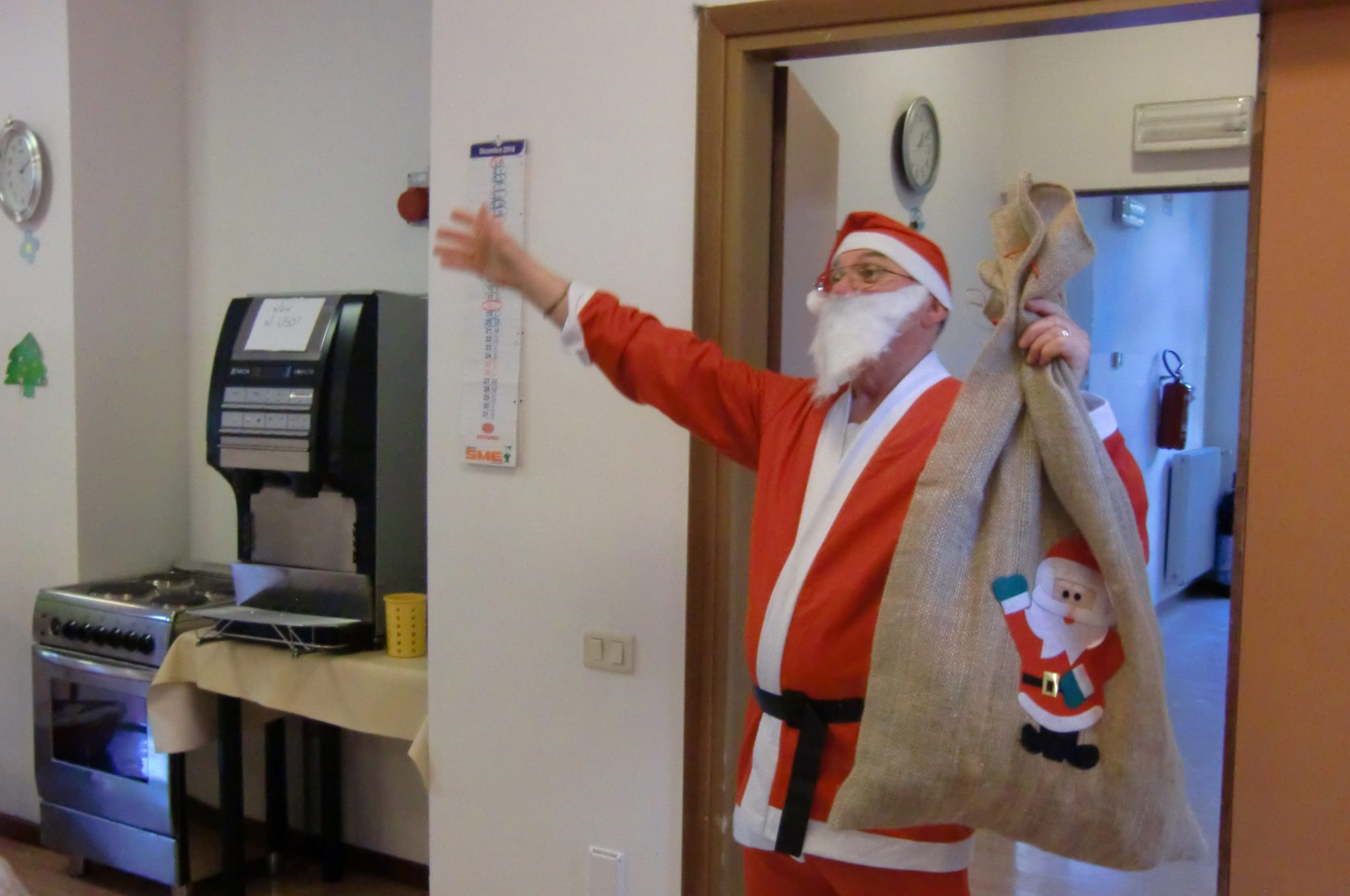 Un'immagine che ritrae babbo natale, personaggio immaginario, barba, peli sul viso e giorno di natale.