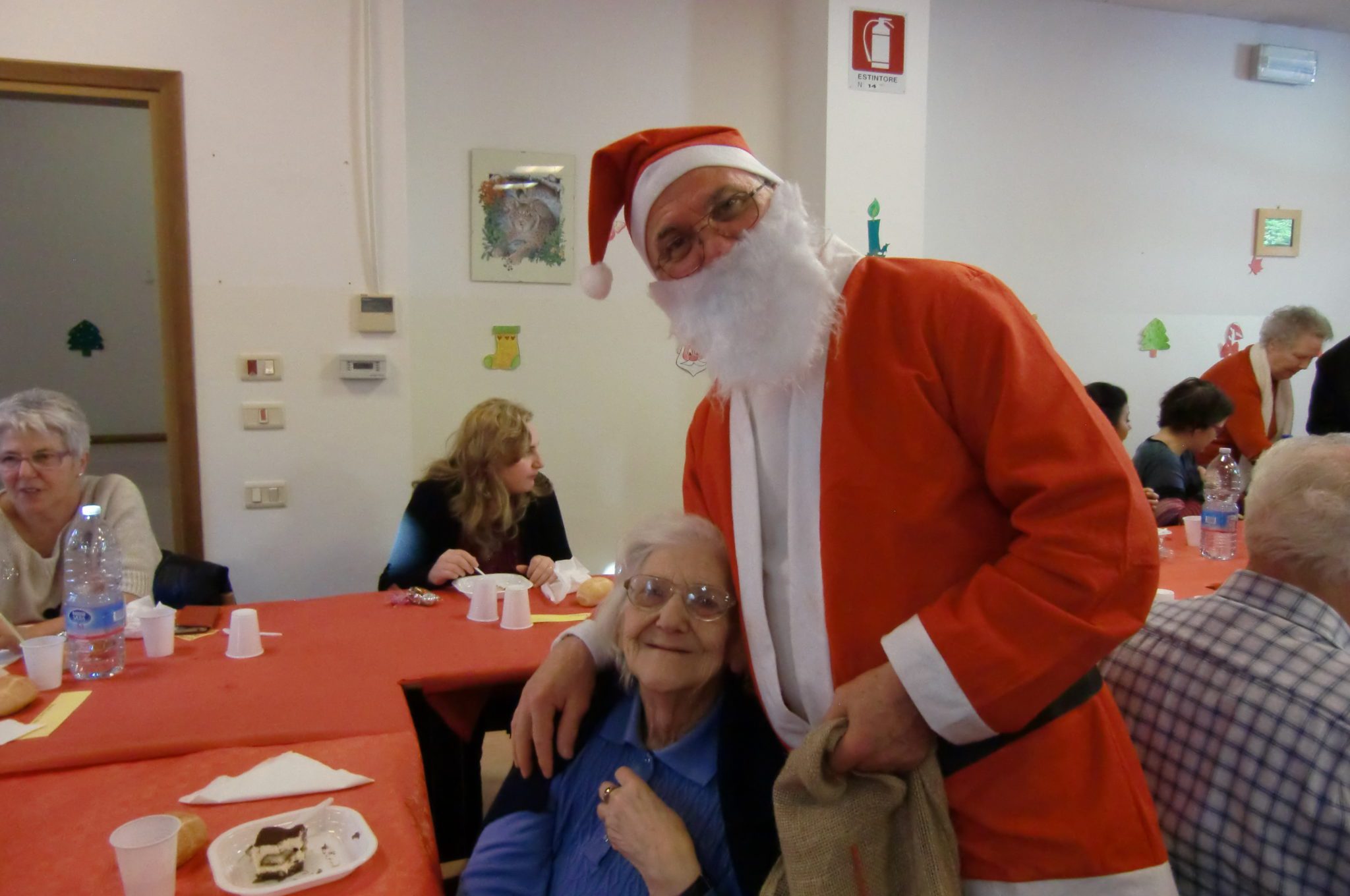 Un'immagine che ritrae occhiali, babbo natale, comunità, evento e personaggio immaginario.