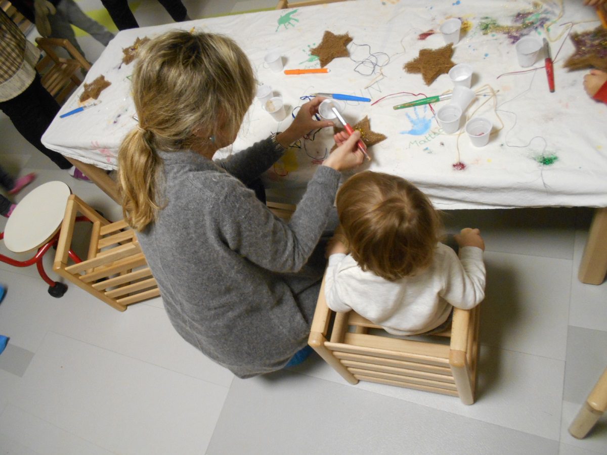Un'immagine che ritrae mano, bambino, mobilia, bambino che fa i primi passi e sedia.