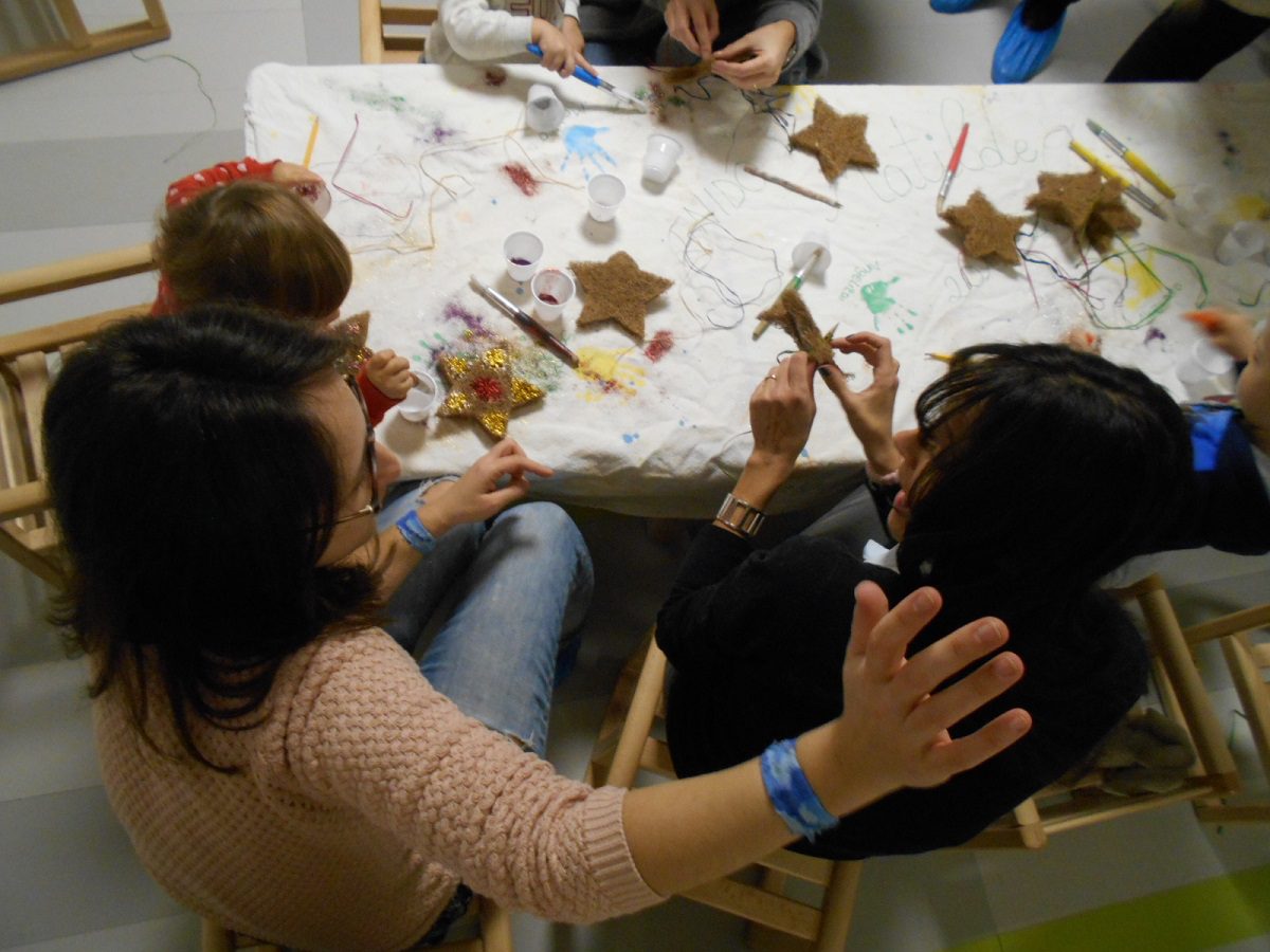 Un'immagine che ritrae braccio, mano, carta, apprendimento e condivisione.