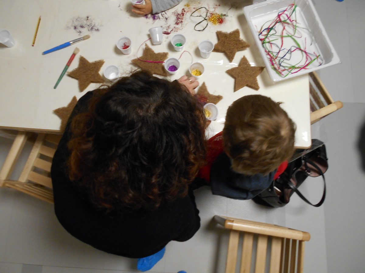 Un'immagine che ritrae dito, bambino, apprendimento, carta e bambino che fa i primi passi.