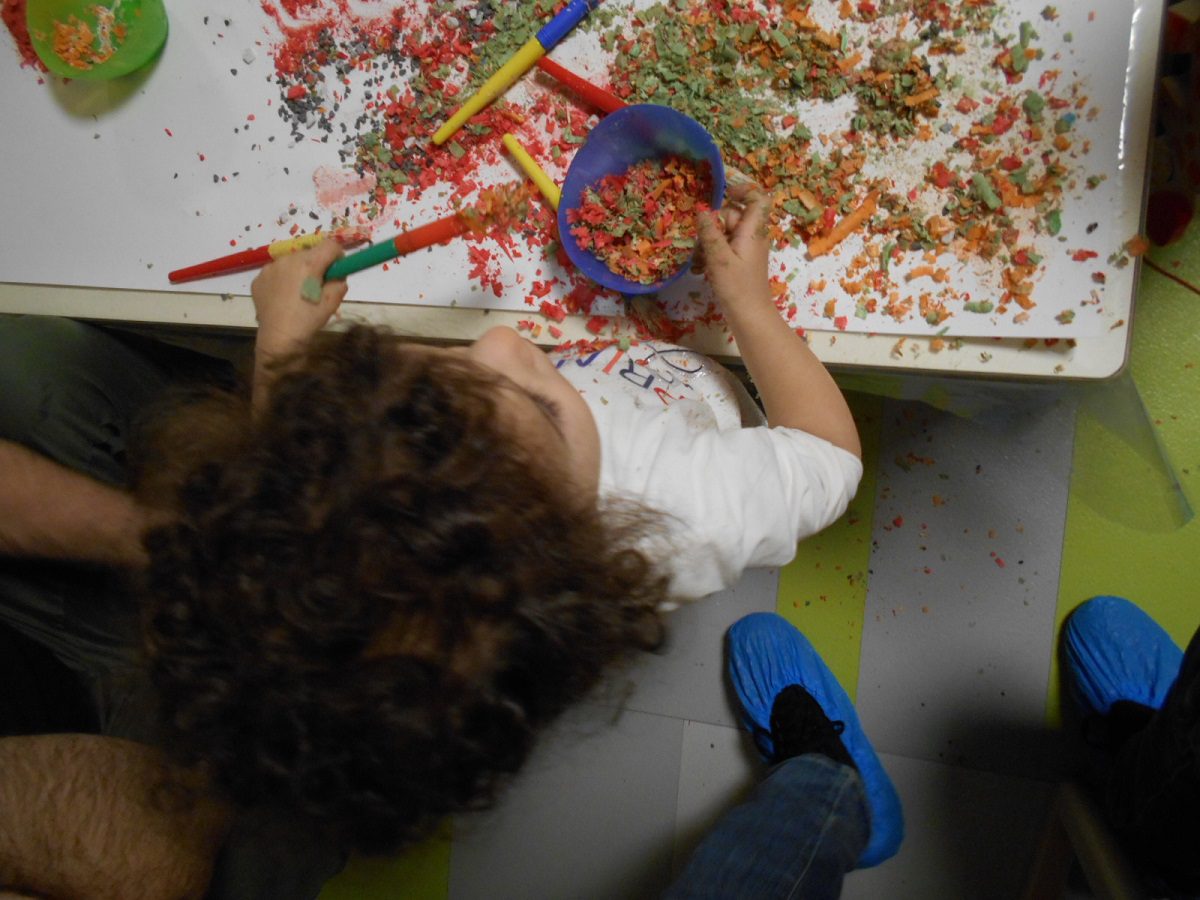 Un'immagine che ritrae dito, colore, bambino, pollice e chiodo.