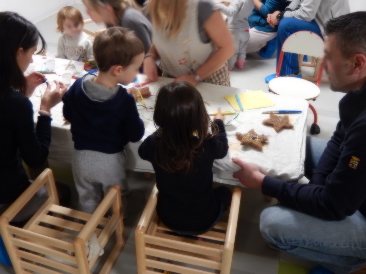 Un'immagine che ritrae mobilia, braccio, mano, tavolo e bambino.