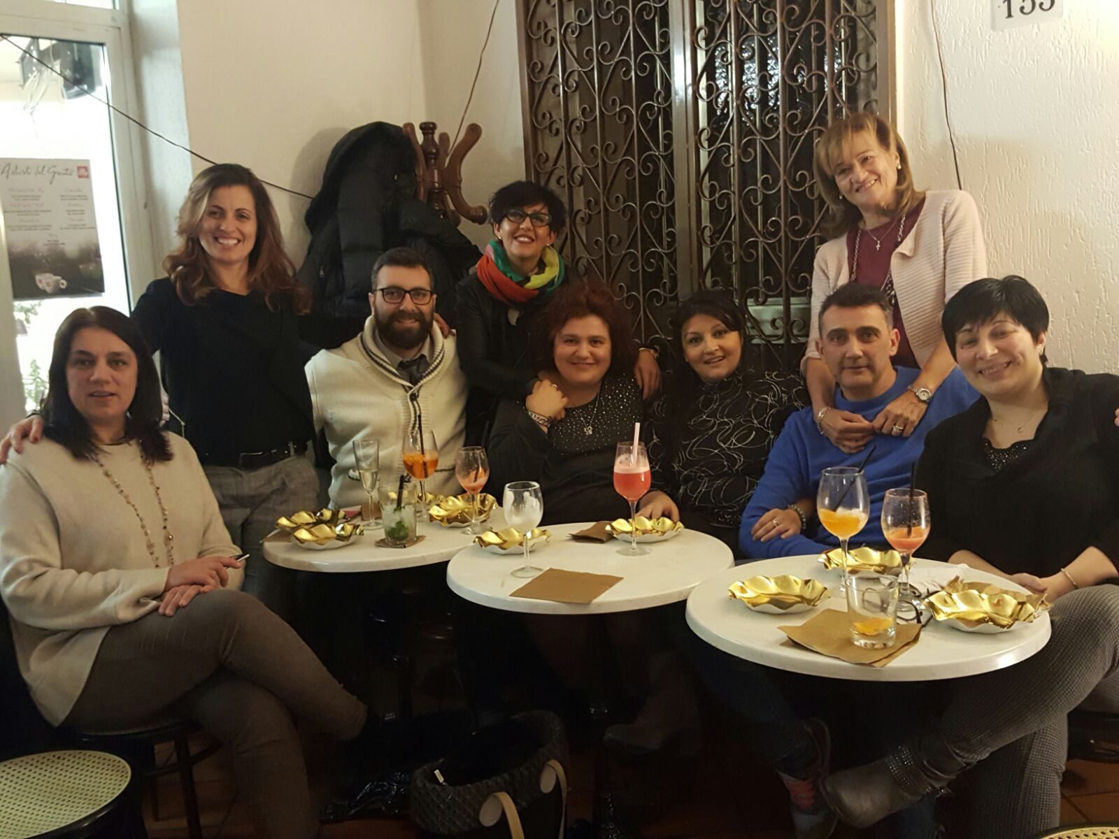 Un'immagine che ritrae sorriso, stoviglie, mobilia, stoviglie e tavolo.