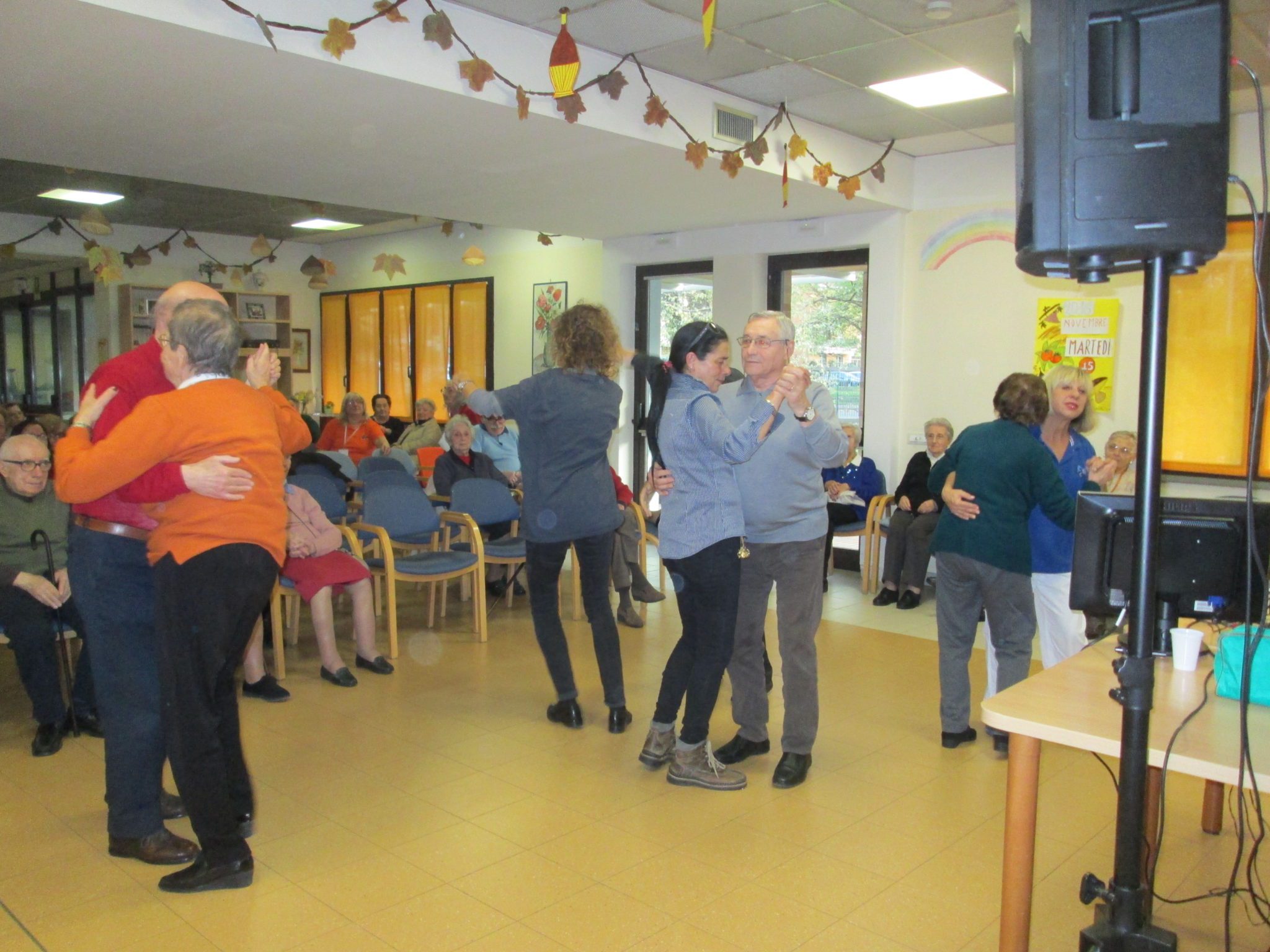 Un'immagine che ritrae comunità, soffitto, jeans, sala e camera.