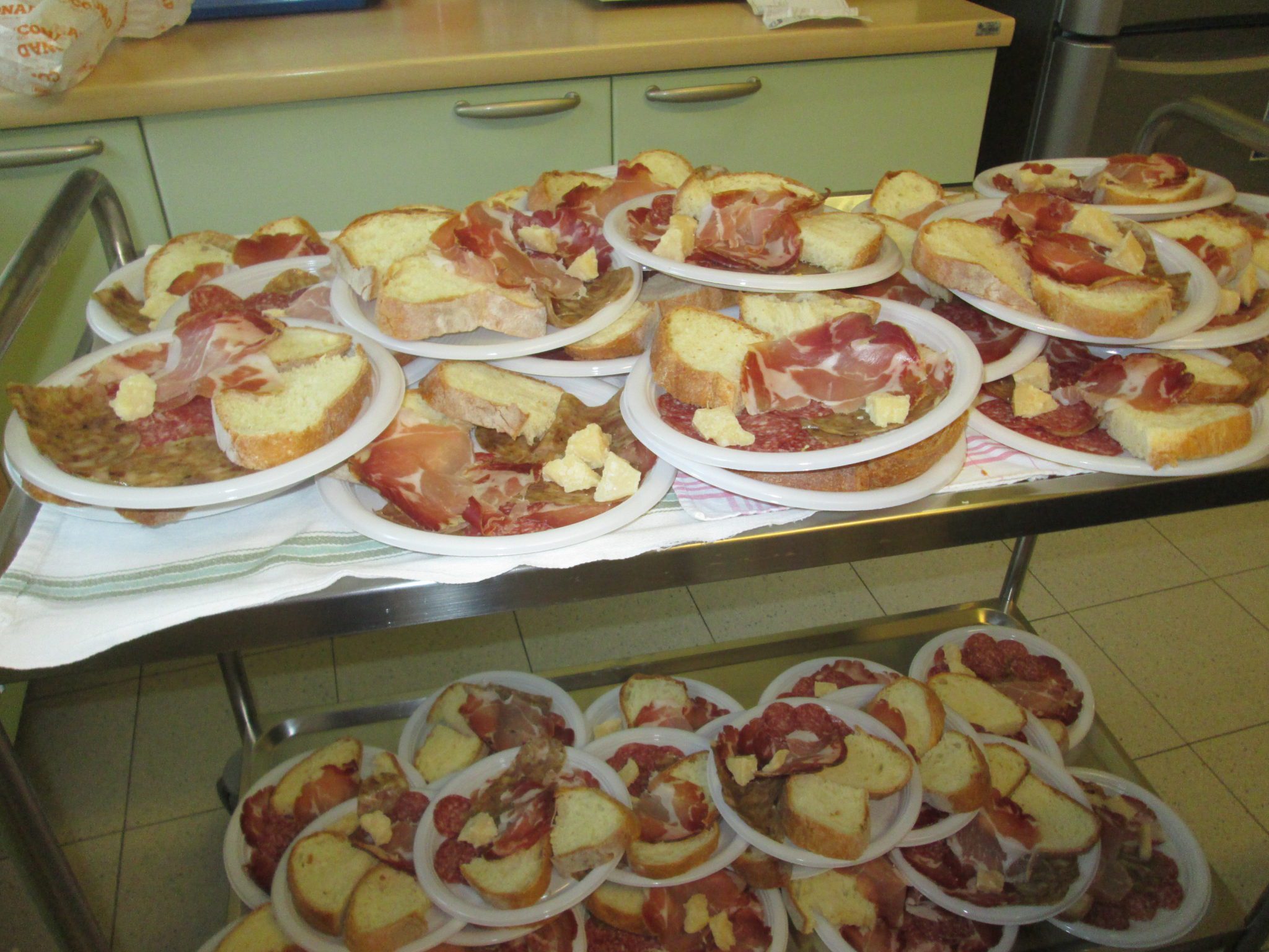 Un'immagine che ritrae cibo, stoviglie, ingrediente, stoviglie e carne.