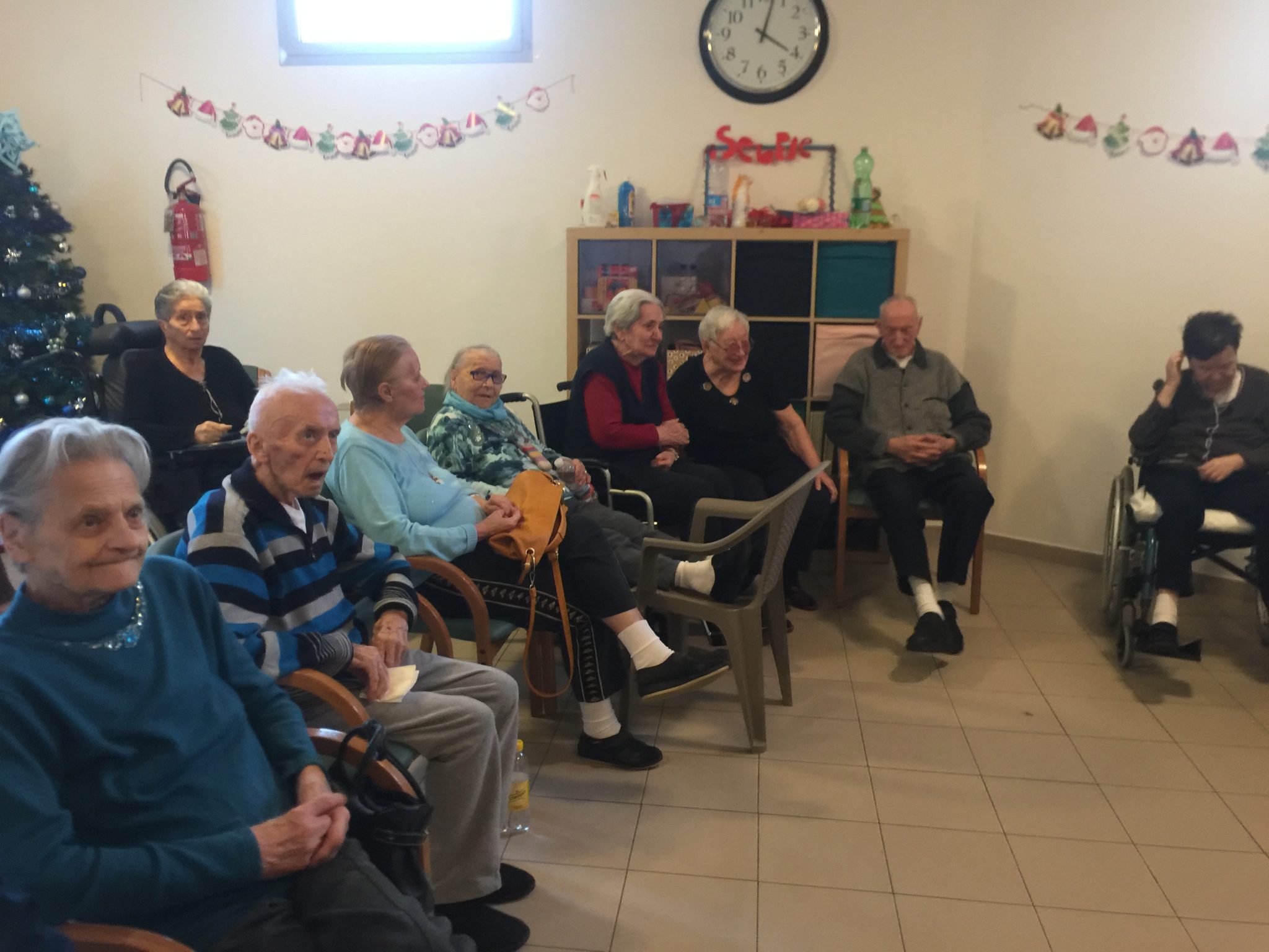Un'immagine che ritrae mobilia, sedia, gruppo sociale, comunità e seduta.