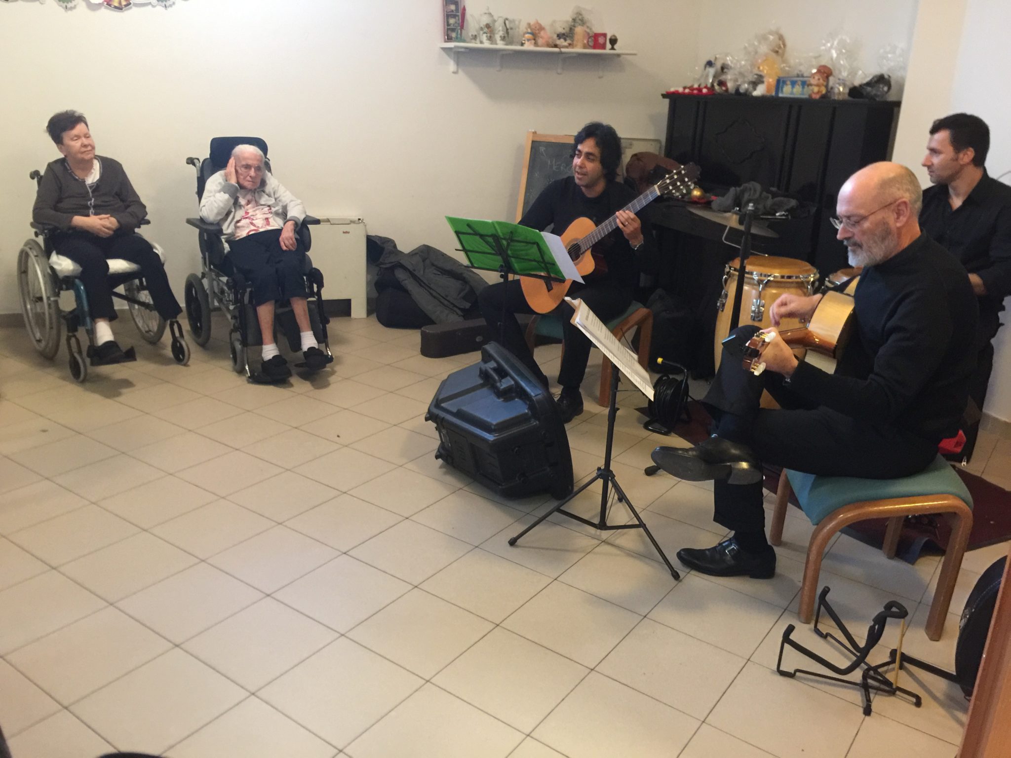 Un'immagine che ritrae mobilia, strumento musicale, strumento a corda, cordofono e pantaloni.