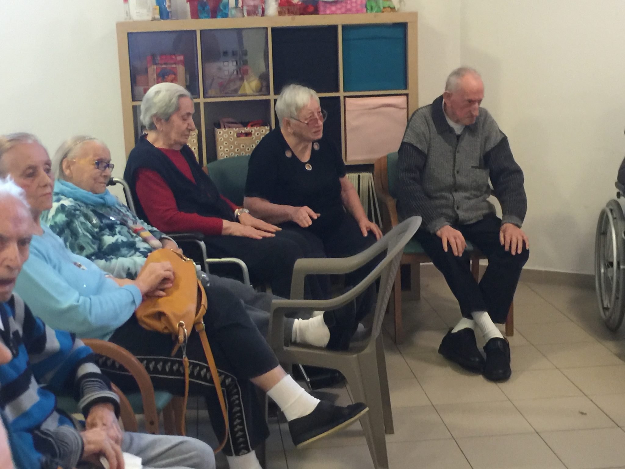 Un'immagine che ritrae mobilia, seduta, sedia a rotelle, sedia e comfort.