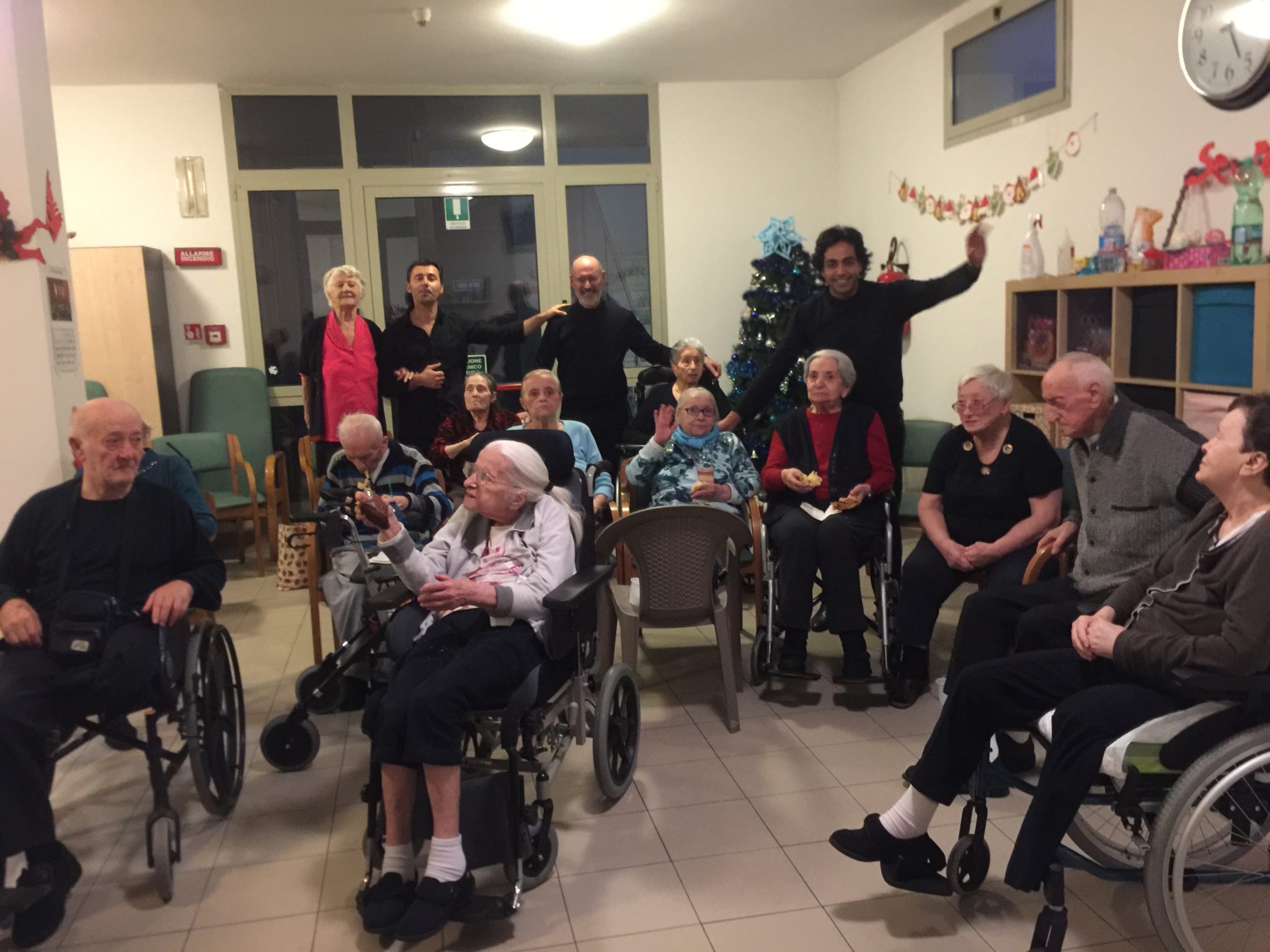 Un'immagine che ritrae sedia a rotelle, comunità, sedia, casa di riposo e pianta da appartamento.