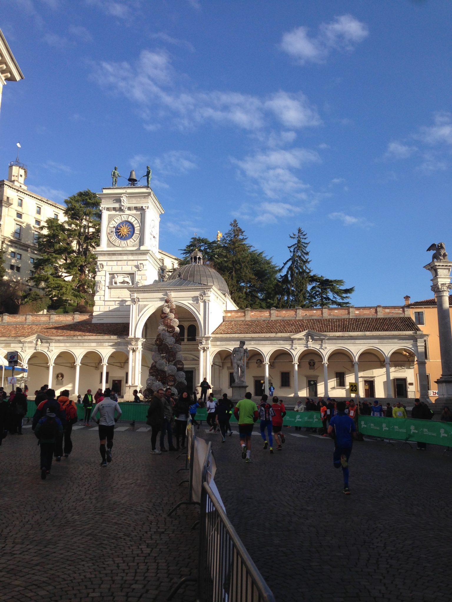 Un'immagine che ritrae spazio pubblico, arco, punto di riferimento, pedonale e attrazione turistica.
