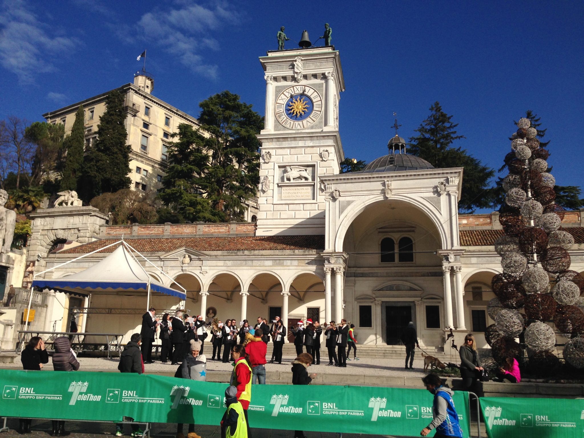 Un'immagine che ritrae spazio pubblico, attrazione turistica, torre dell'orologio, vacanza e piazza della città.