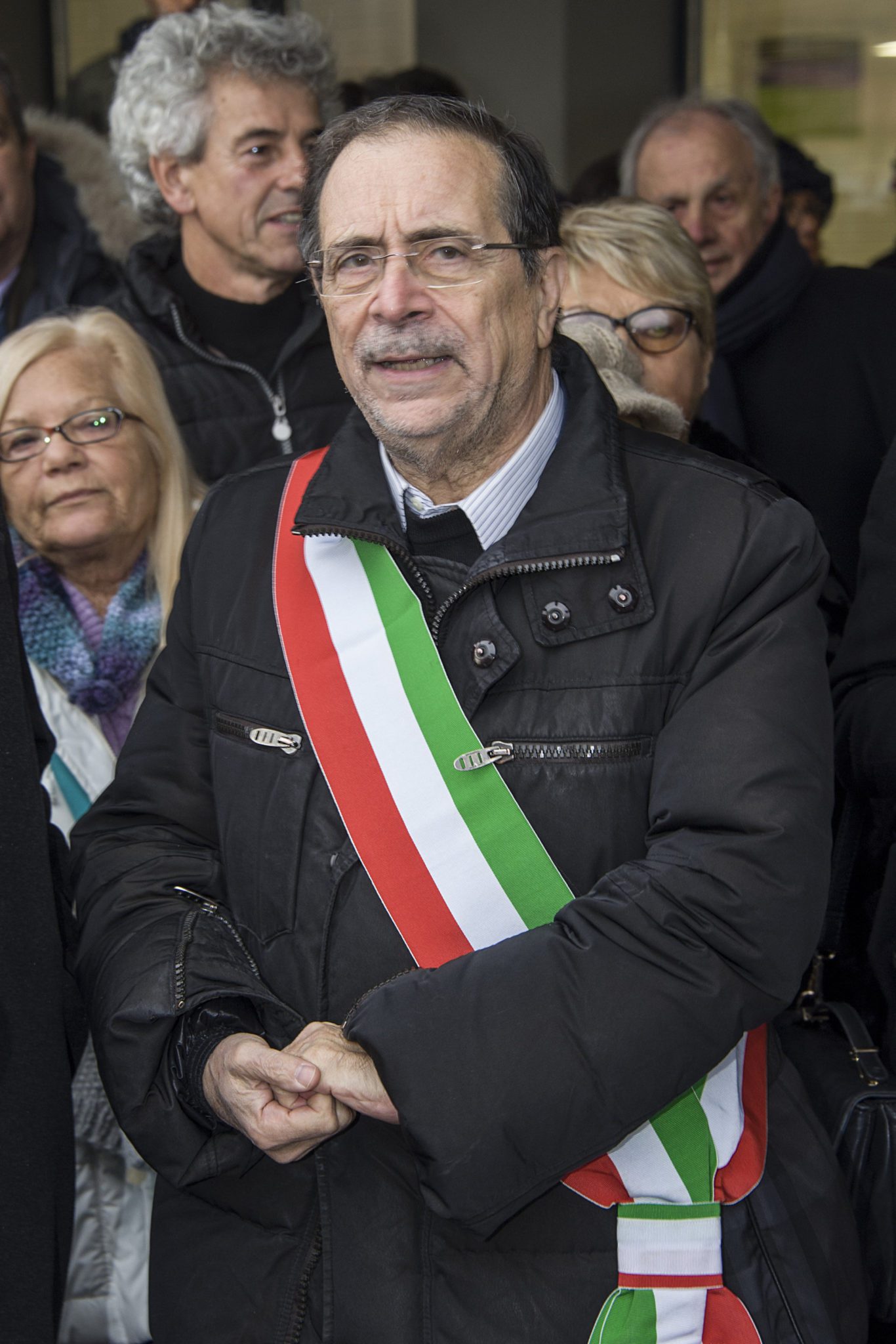 Un'immagine che ritrae occhiali, occhiali, cura della vista, manica e capispalla.