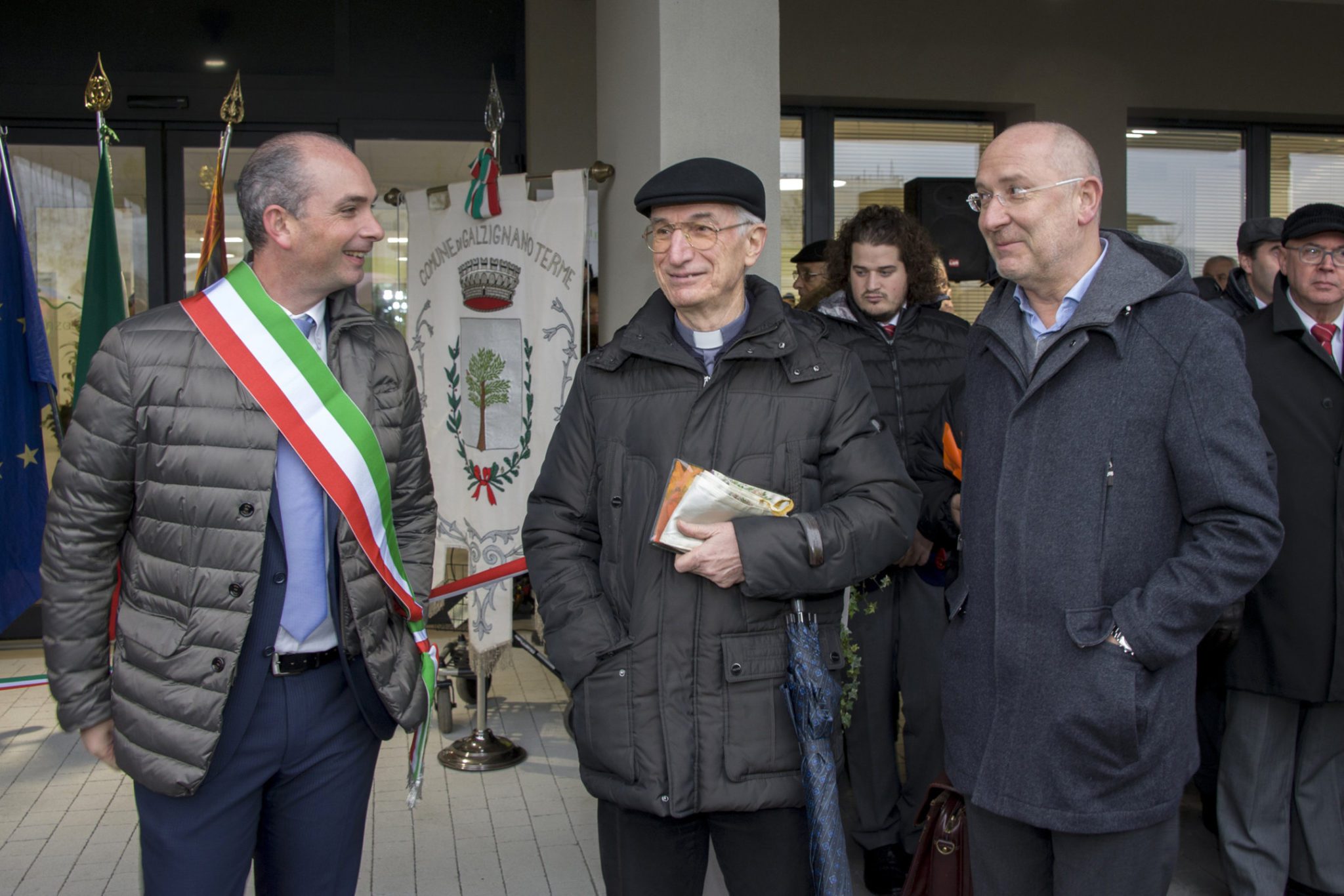 Un'immagine che ritrae capispalla, pantaloni, in piedi, cappotto e collare.
