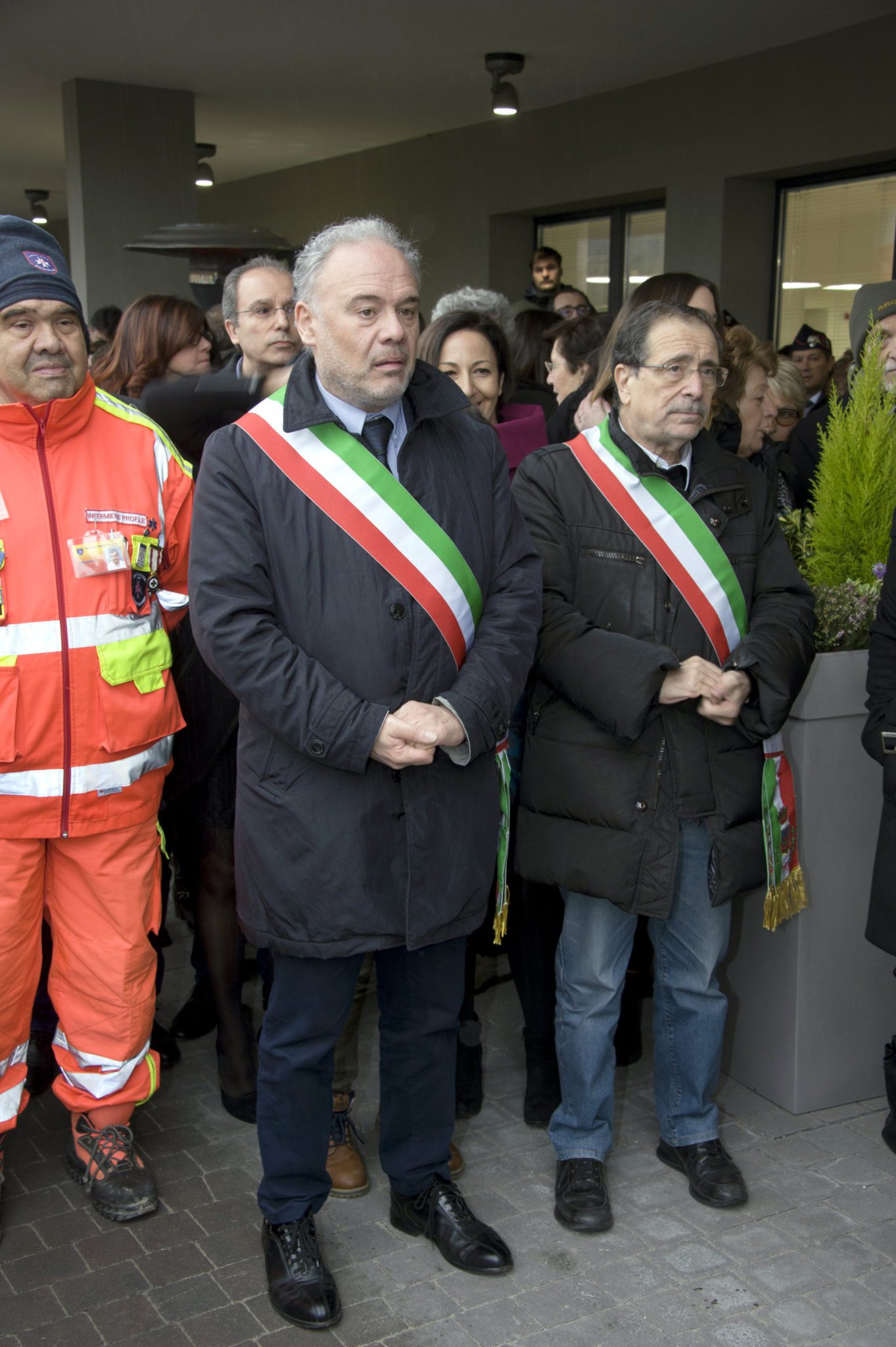 Un'immagine che ritrae capispalla, giacca, cappotto, pedonale e cravatta.