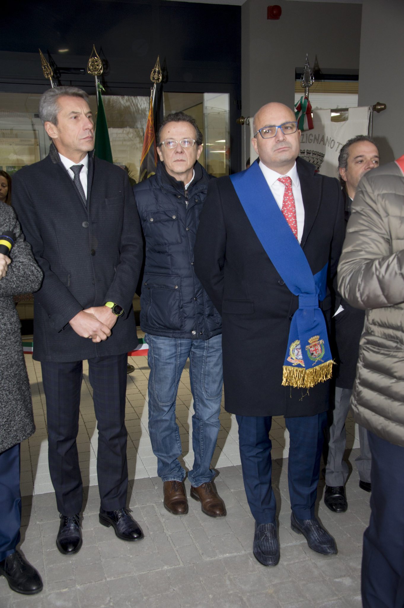 Un'immagine che ritrae manica, viso, collare, capispalla e pantaloni.