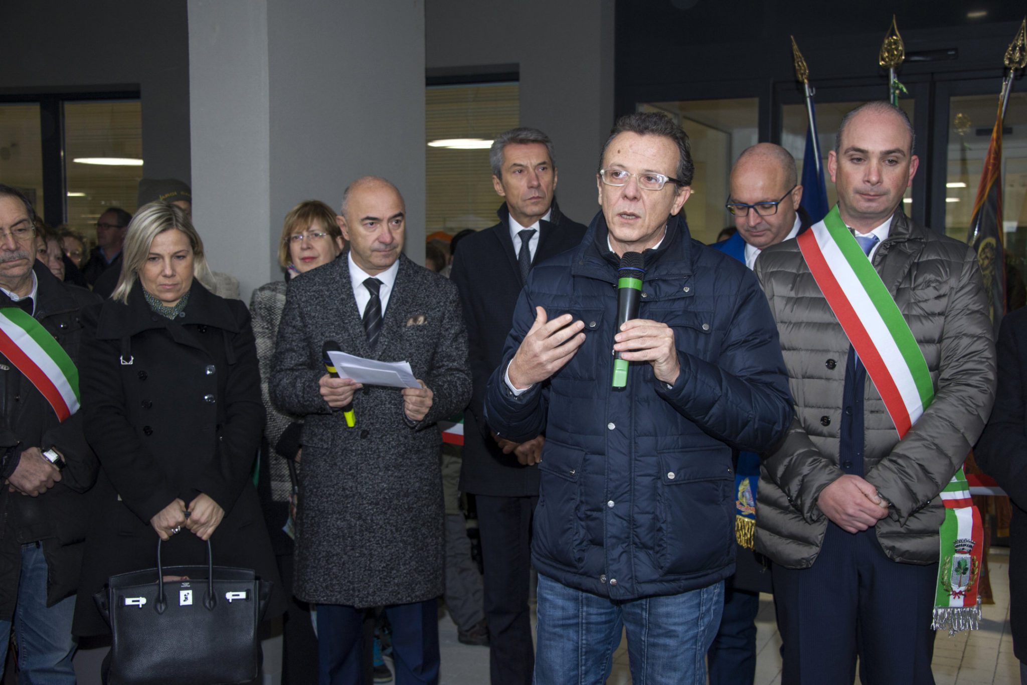 Un'immagine che ritrae capispalla, cappotto, impiegato, abito e blazer.