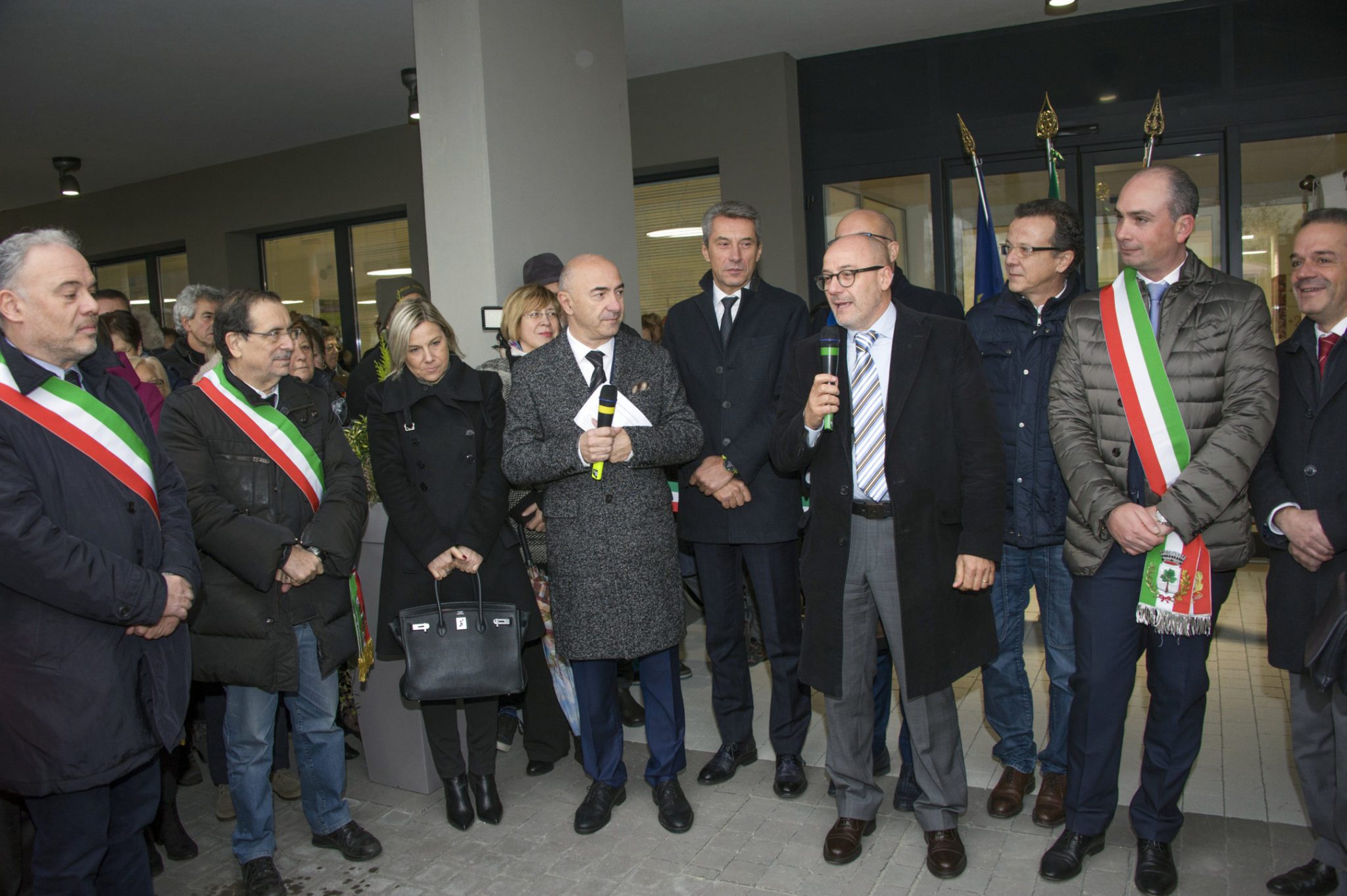 Un'immagine che ritrae pantaloni, capispalla, in piedi, cappotto e impiegato.