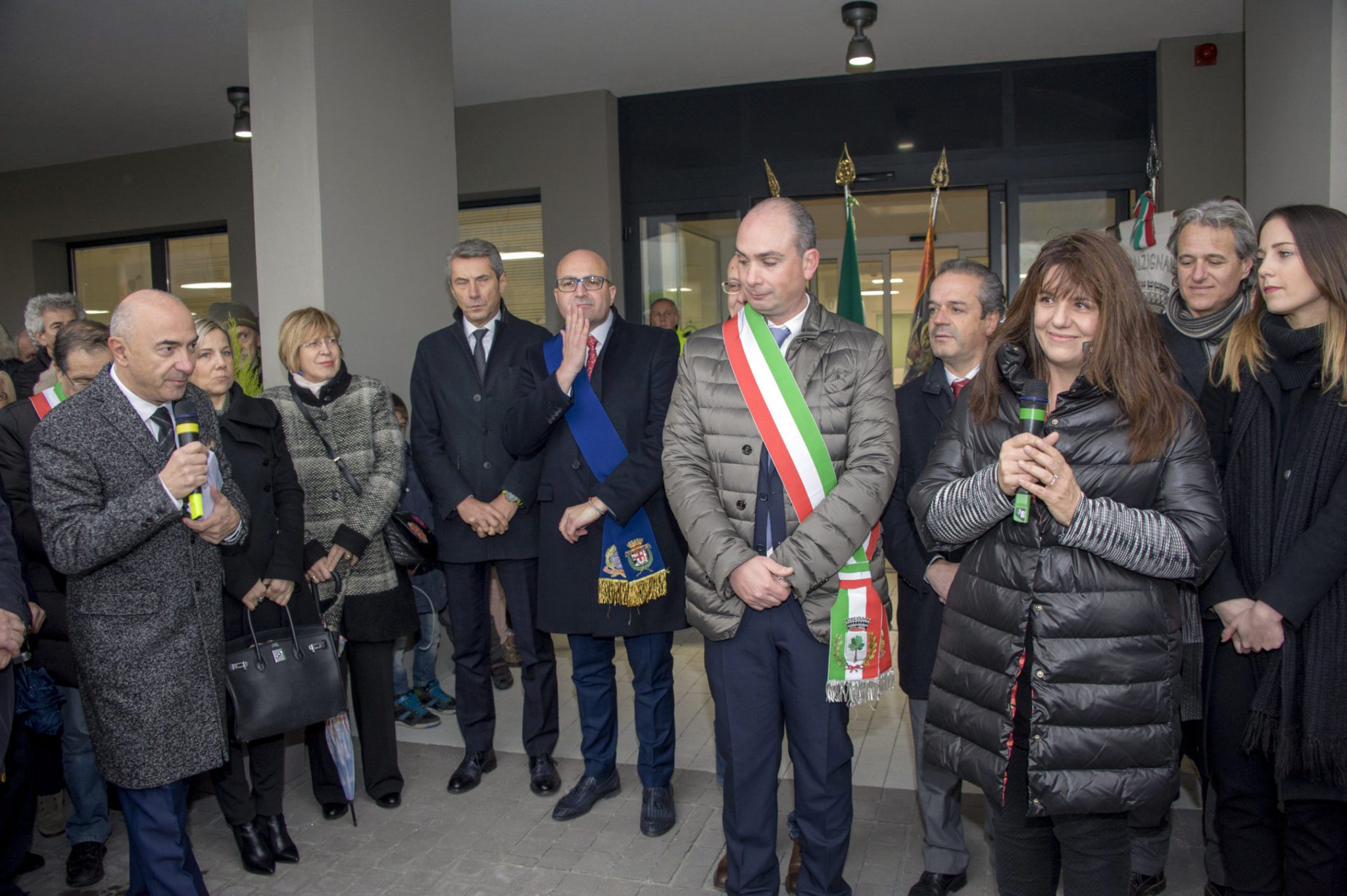 Un'immagine che ritrae pantaloni, capispalla, in piedi, gruppo sociale e sorriso.