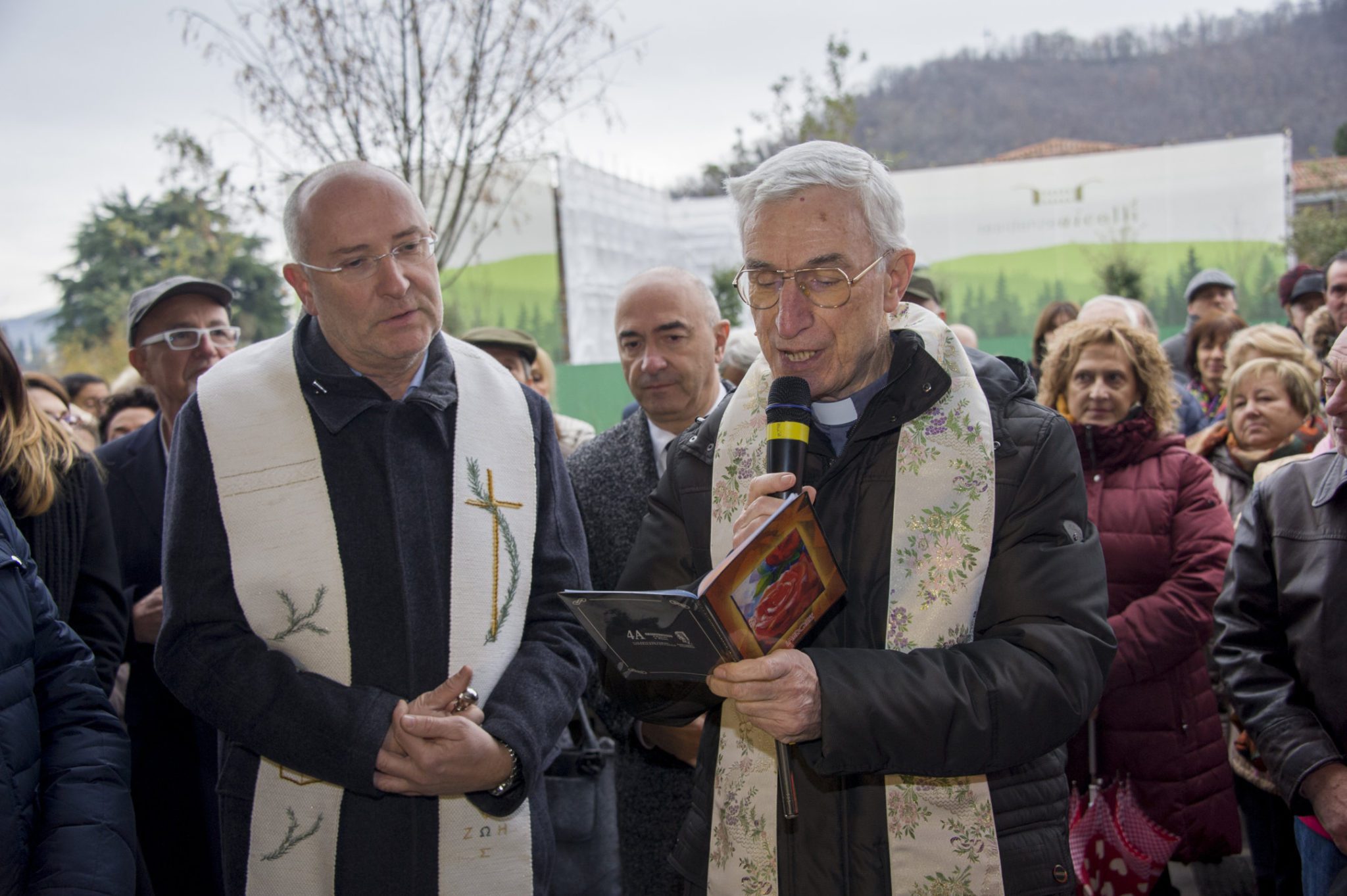 Un'immagine che ritrae vestiario, capispalla, pantaloni, comunità e cappotto.