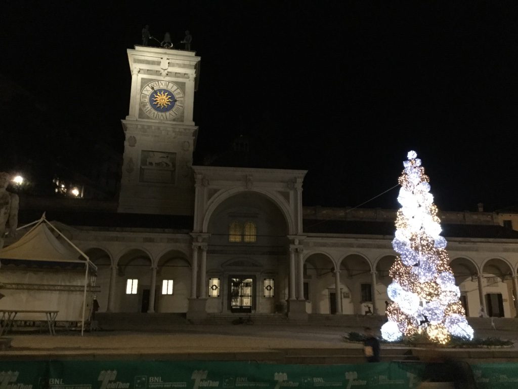 Un'immagine che ritrae notte, punto di riferimento, illuminazione, arco e mezzanotte.