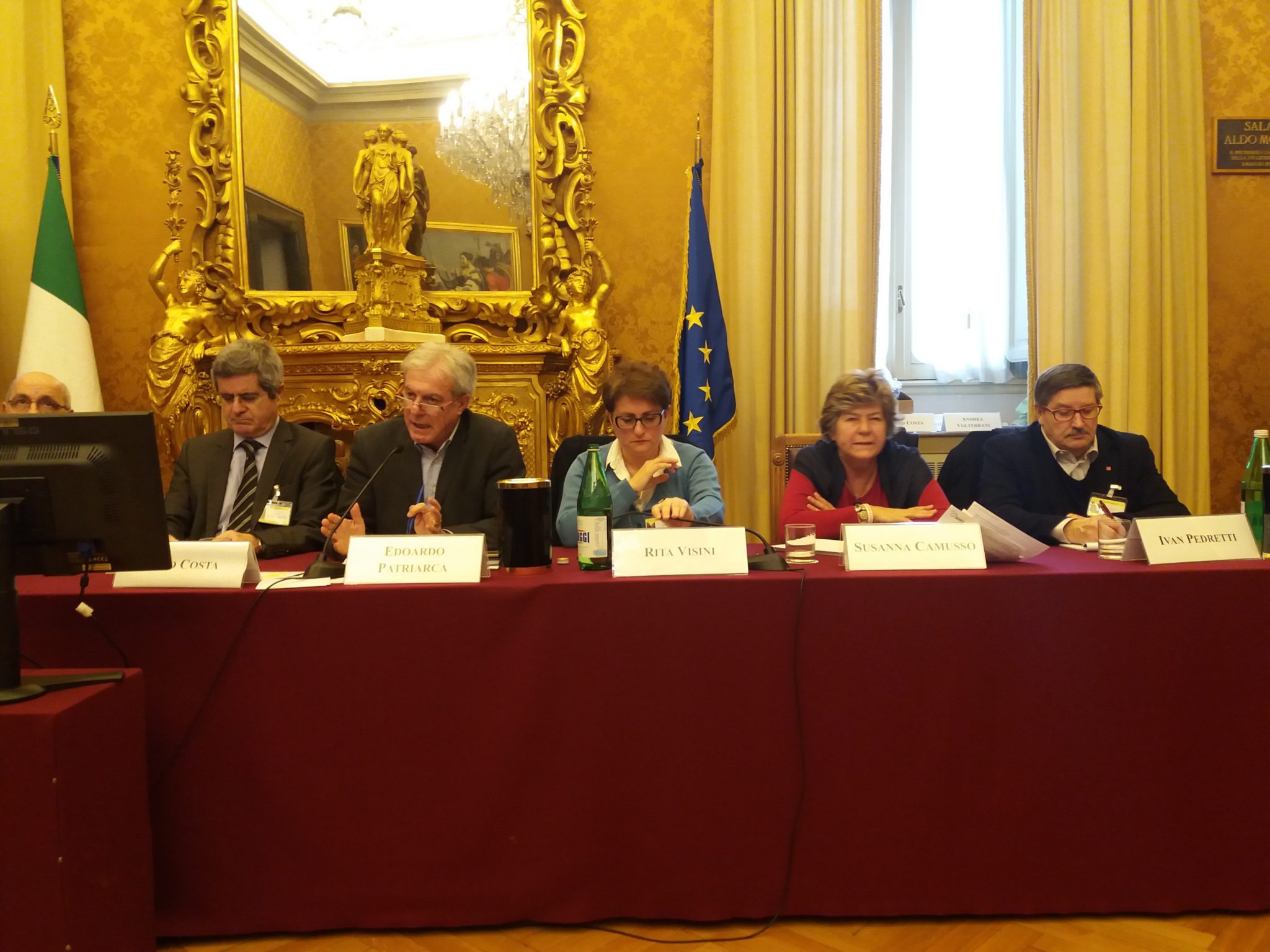 Un'immagine che ritrae mobilia, tavolo, abito, incontro e sedia.