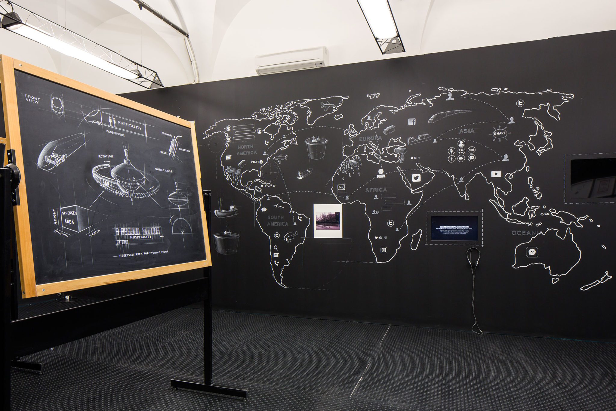 Un'immagine che ritrae mappa, diagramma, lavagna, piano e scienza.