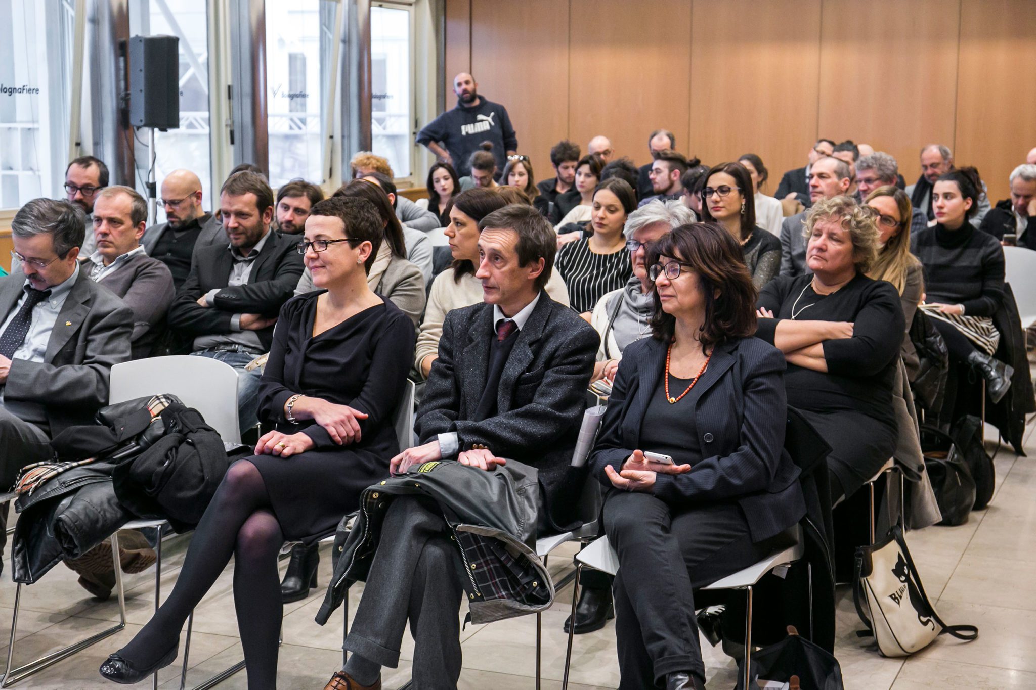 Un'immagine che ritrae persone, scarpa, pantaloni, gamba e gruppo sociale.