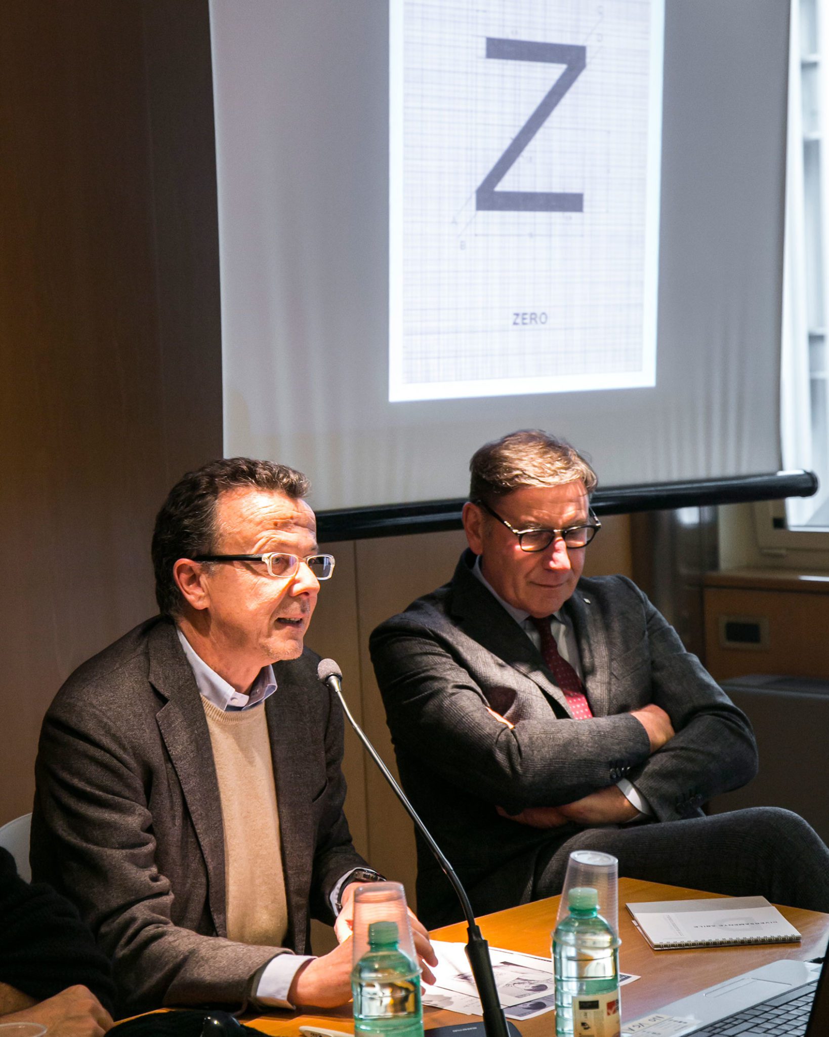 Un'immagine che ritrae occhiali, occhiali, cura della vista, abbigliamento formale e evento.