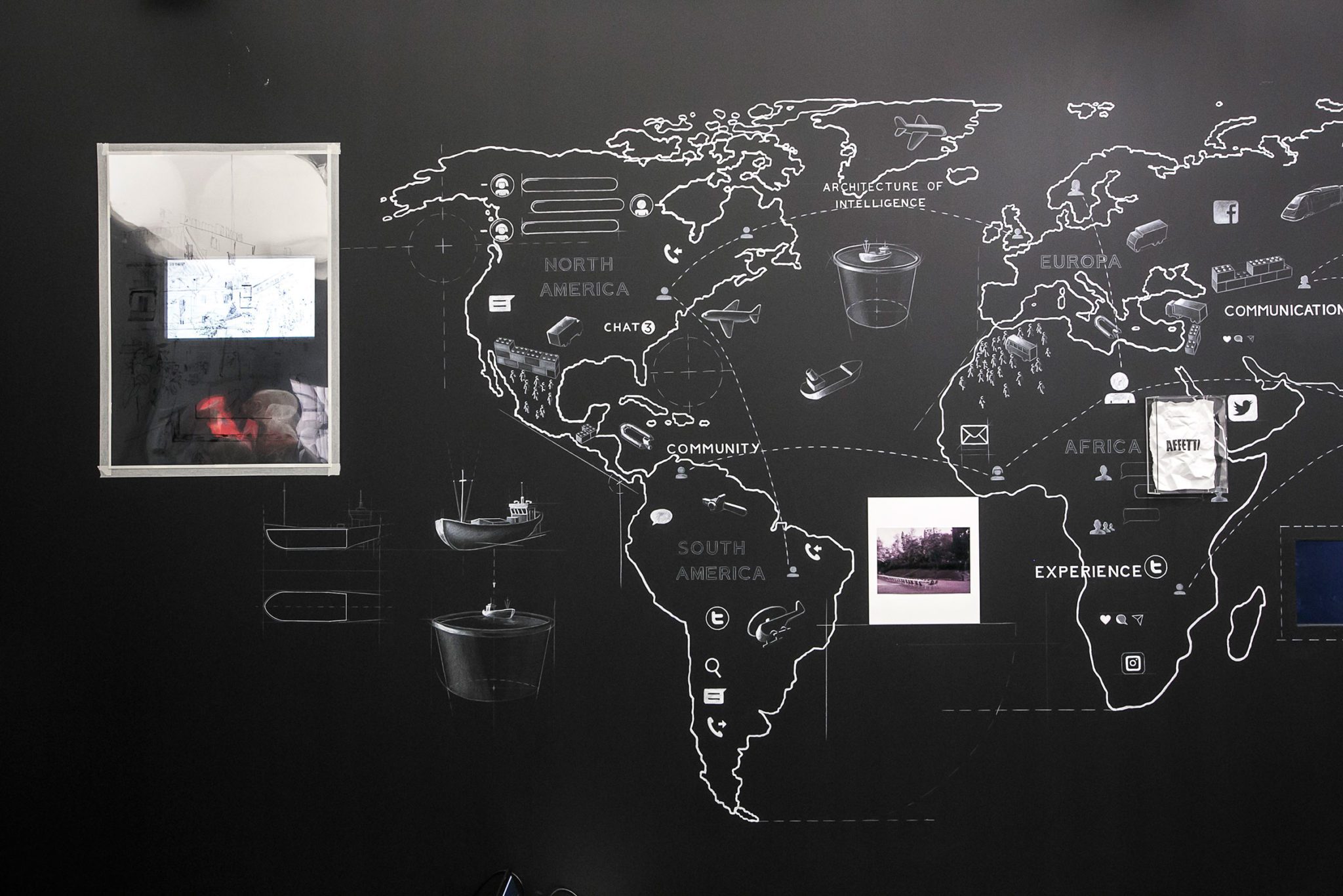 Un'immagine che ritrae lavagna, diagramma, scienza, graphic design e grafia.