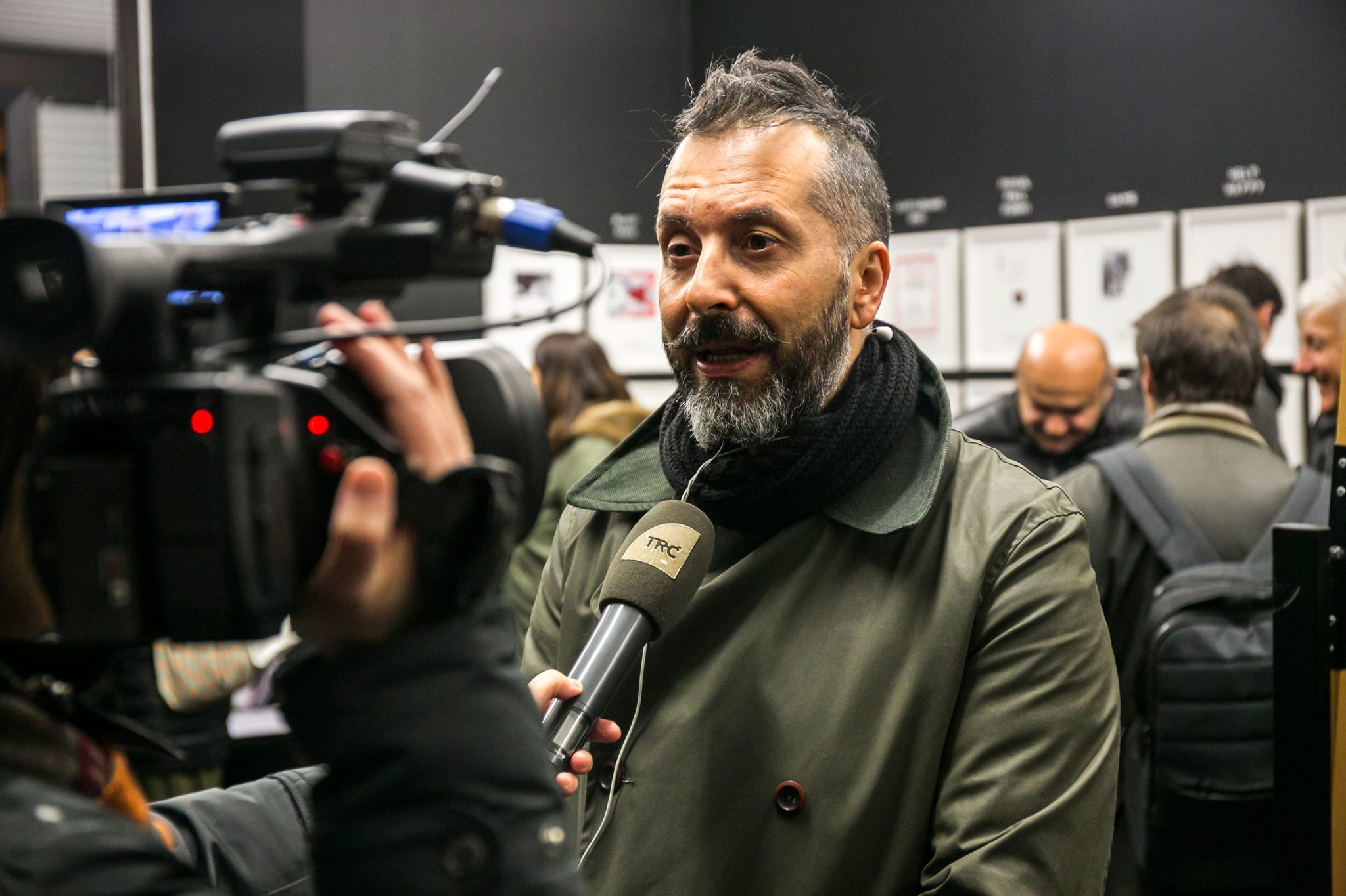 Un'immagine che ritrae vestiario, peli sul viso, barba, viso e dispositivo elettronico.