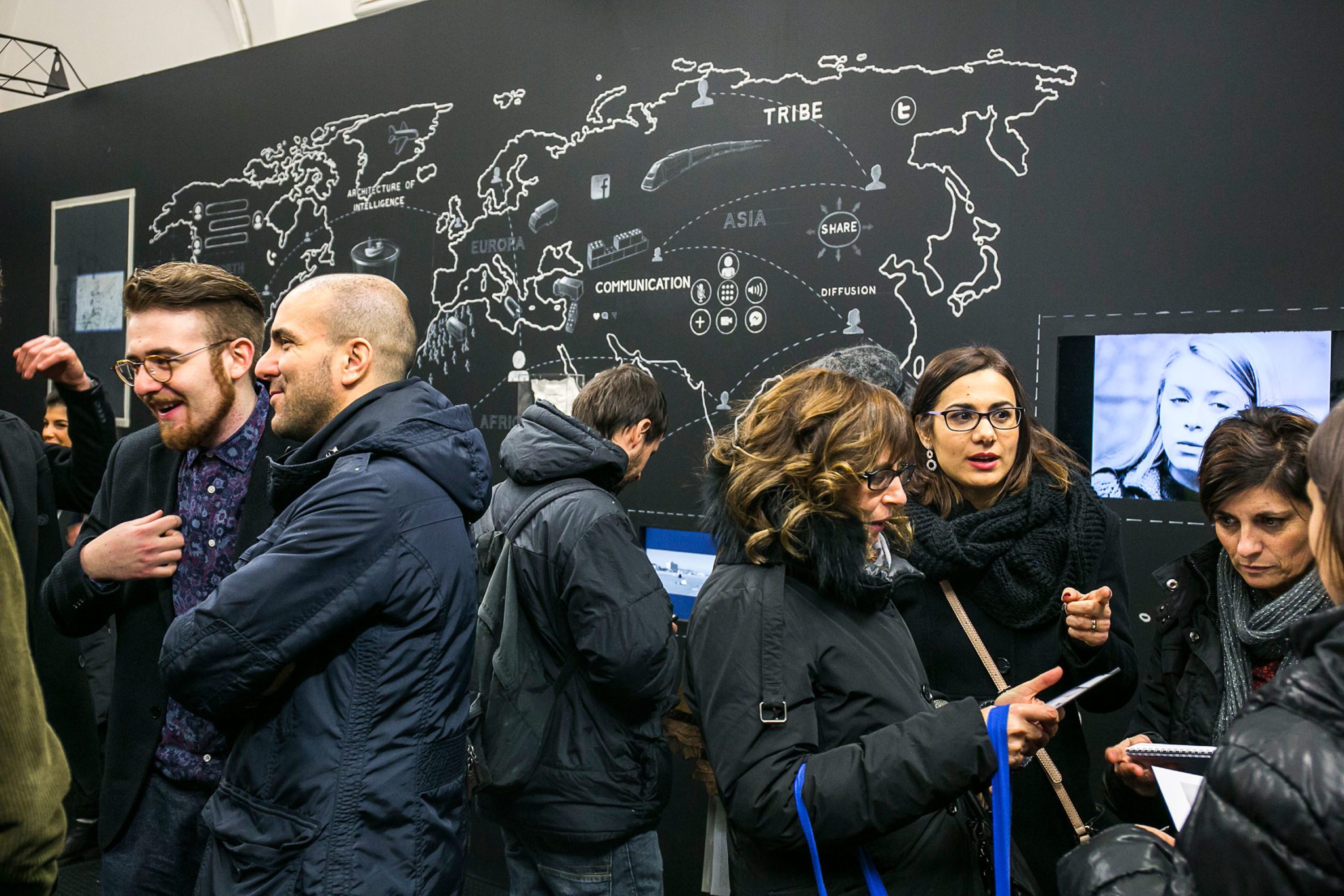 Un'immagine che ritrae capispalla, giacca, jeans, interazione e cappotto.