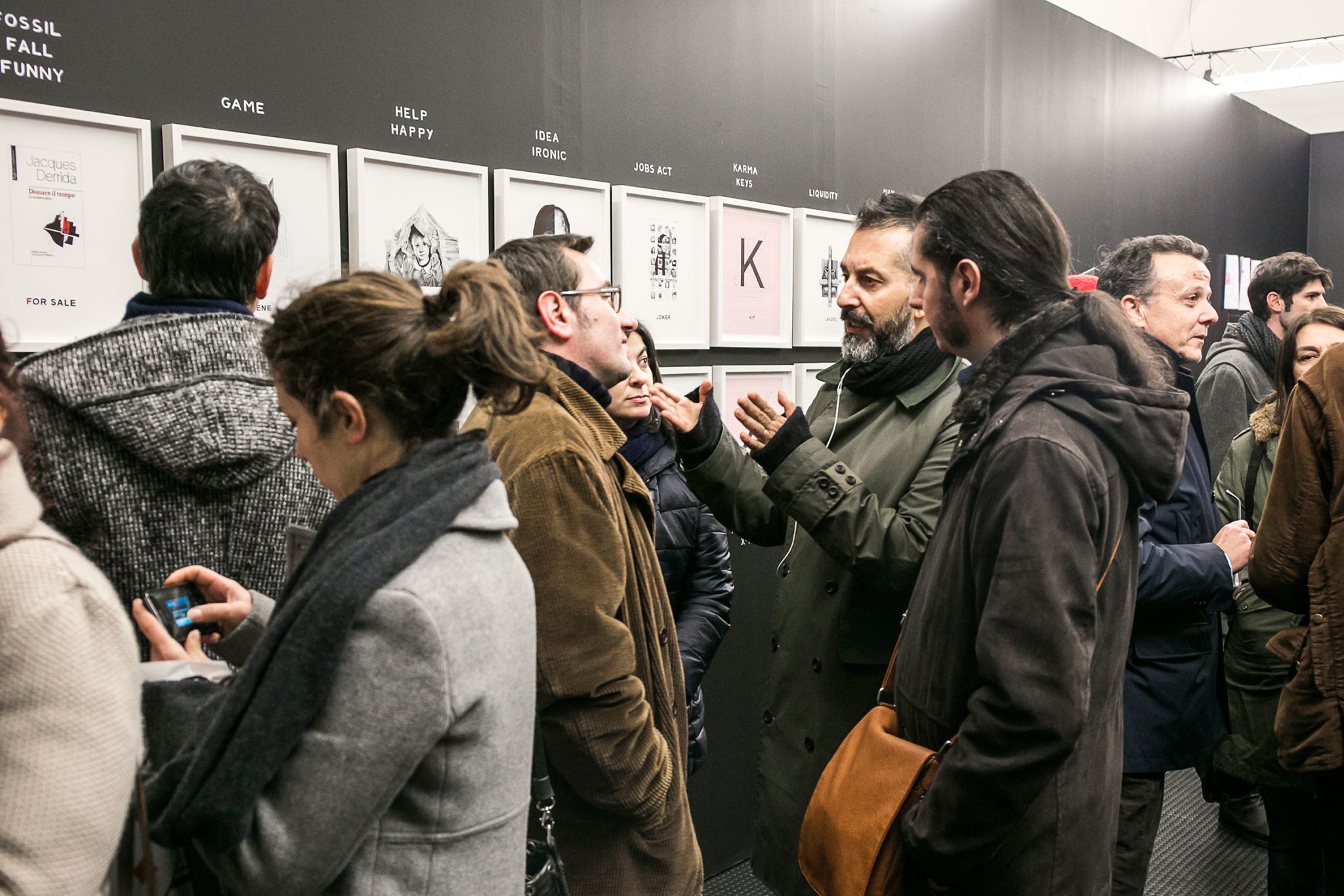 Un'immagine che ritrae vestiario, capelli, testa, giacca e capispalla.