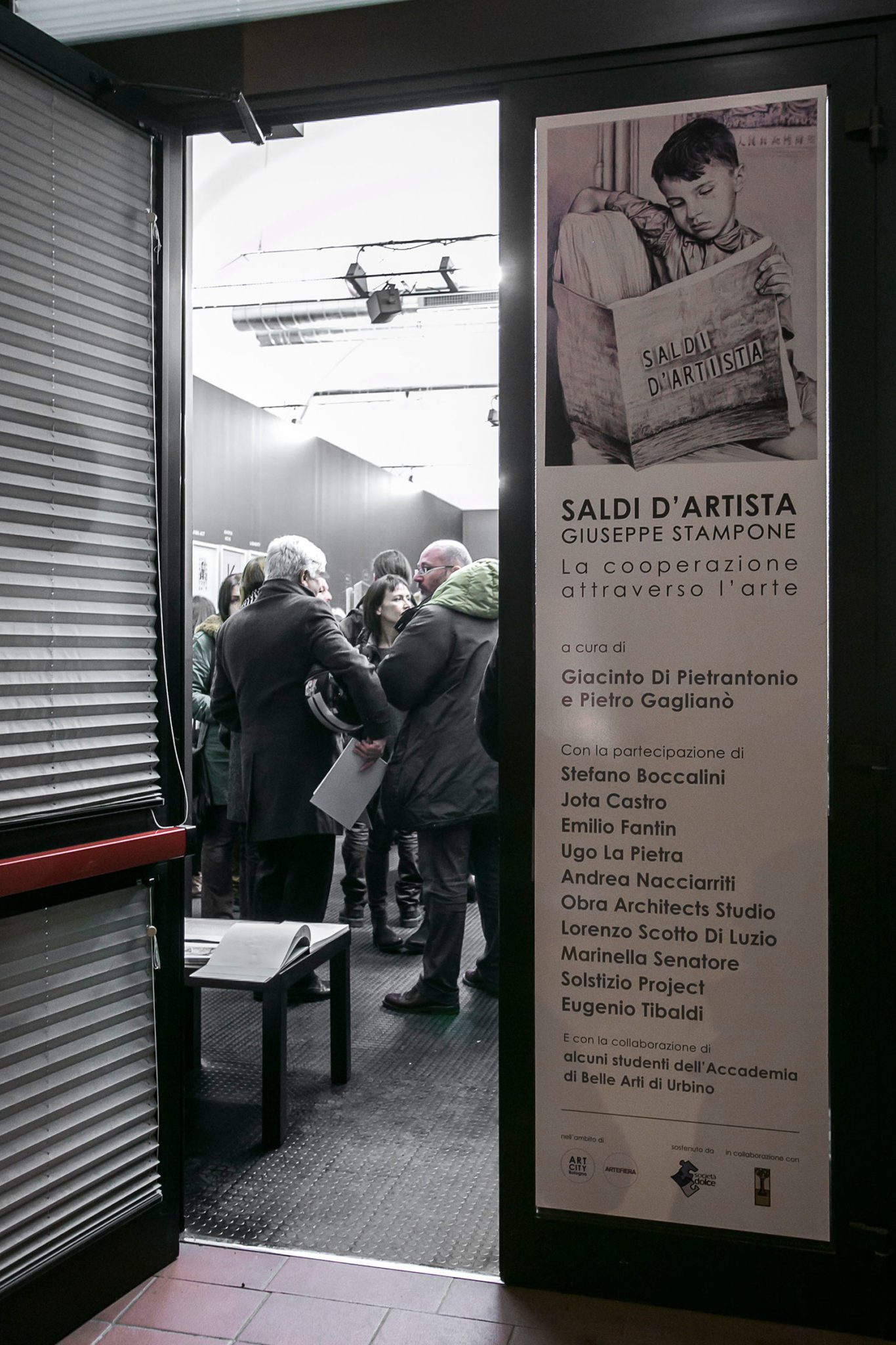Un'immagine che ritrae pubblicità, giacca, poster, bandiera e pulizia.