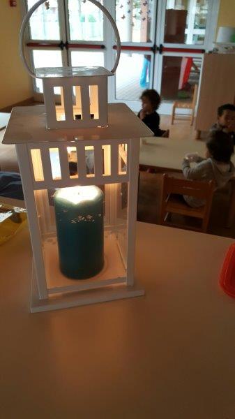 Un'immagine che ritrae candela, lanterna, portacandele, fiamma e cilindro.