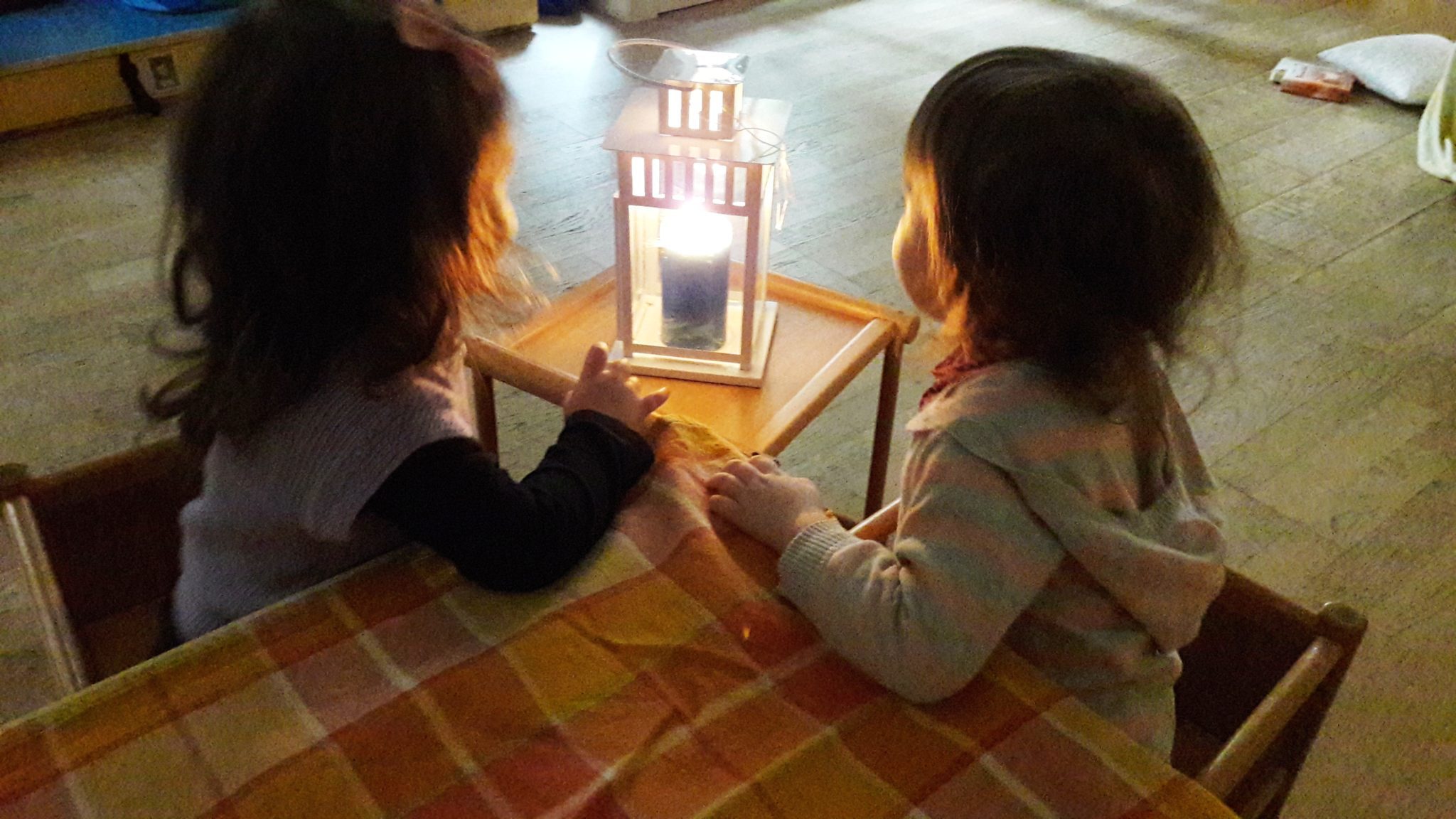 Un'immagine che ritrae illuminazione, candela, bambino, fuoco e lanterna.