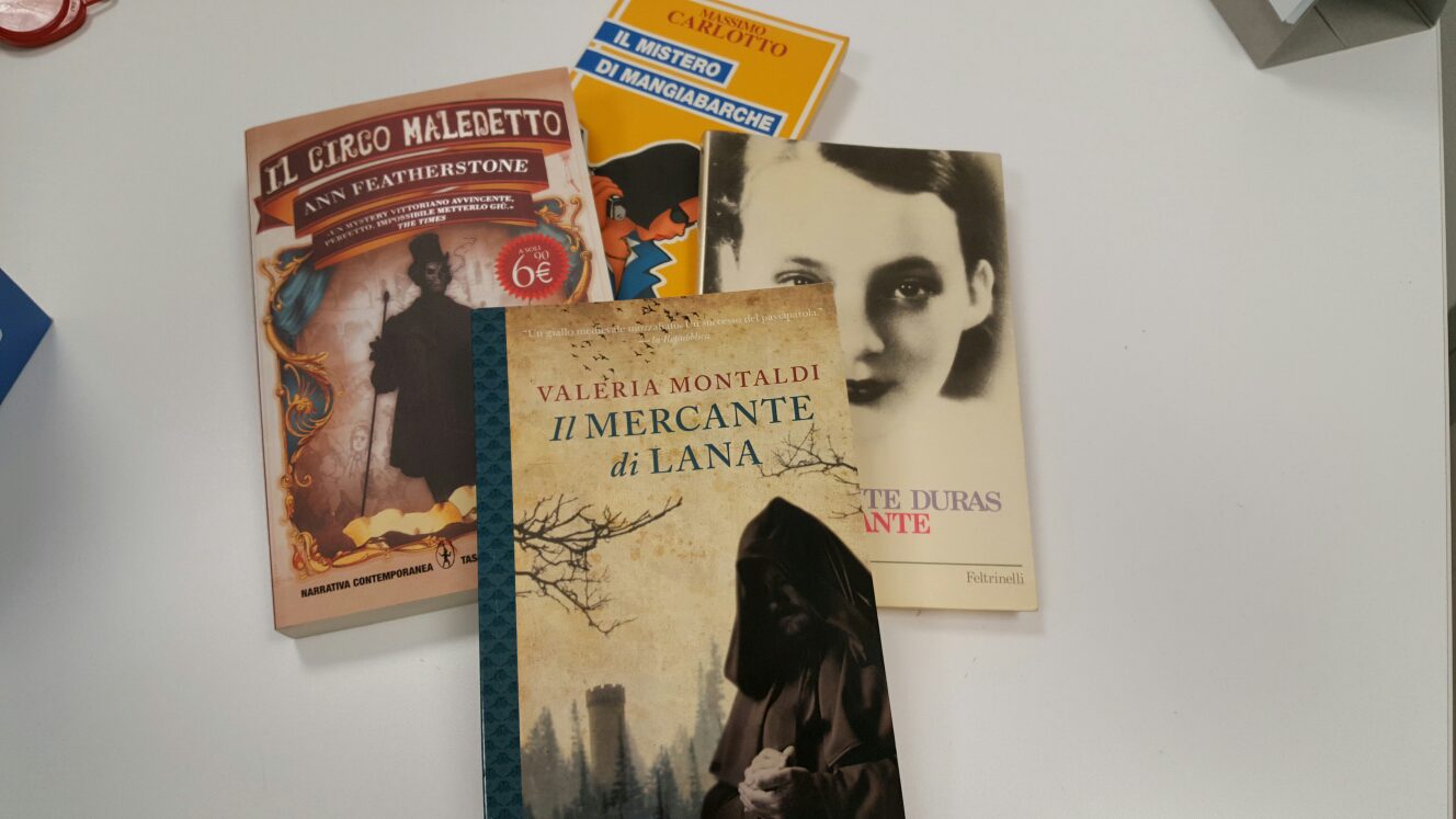 Un'immagine che ritrae libro, pubblicazione, copertina del libro, scaffalature e romanzo.