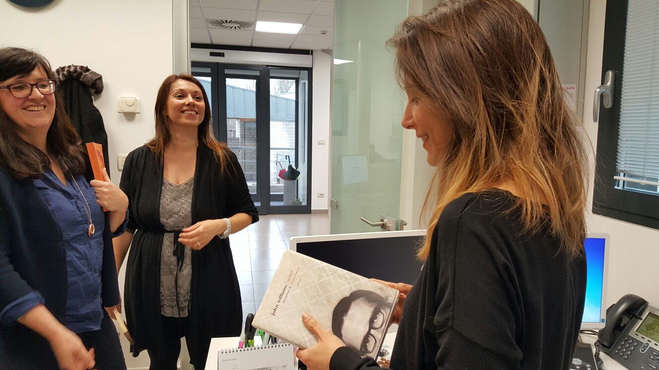 Un'immagine che ritrae capelli, design d'interni, capispalla, sorriso e design di moda.
