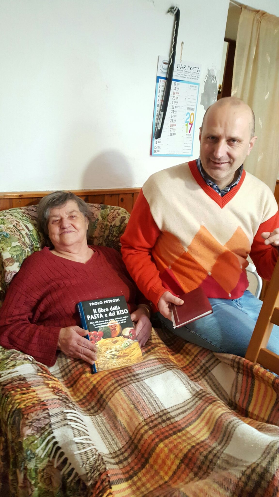 Un'immagine che ritrae tessile, mobilia, seduta, sorriso e comfort.