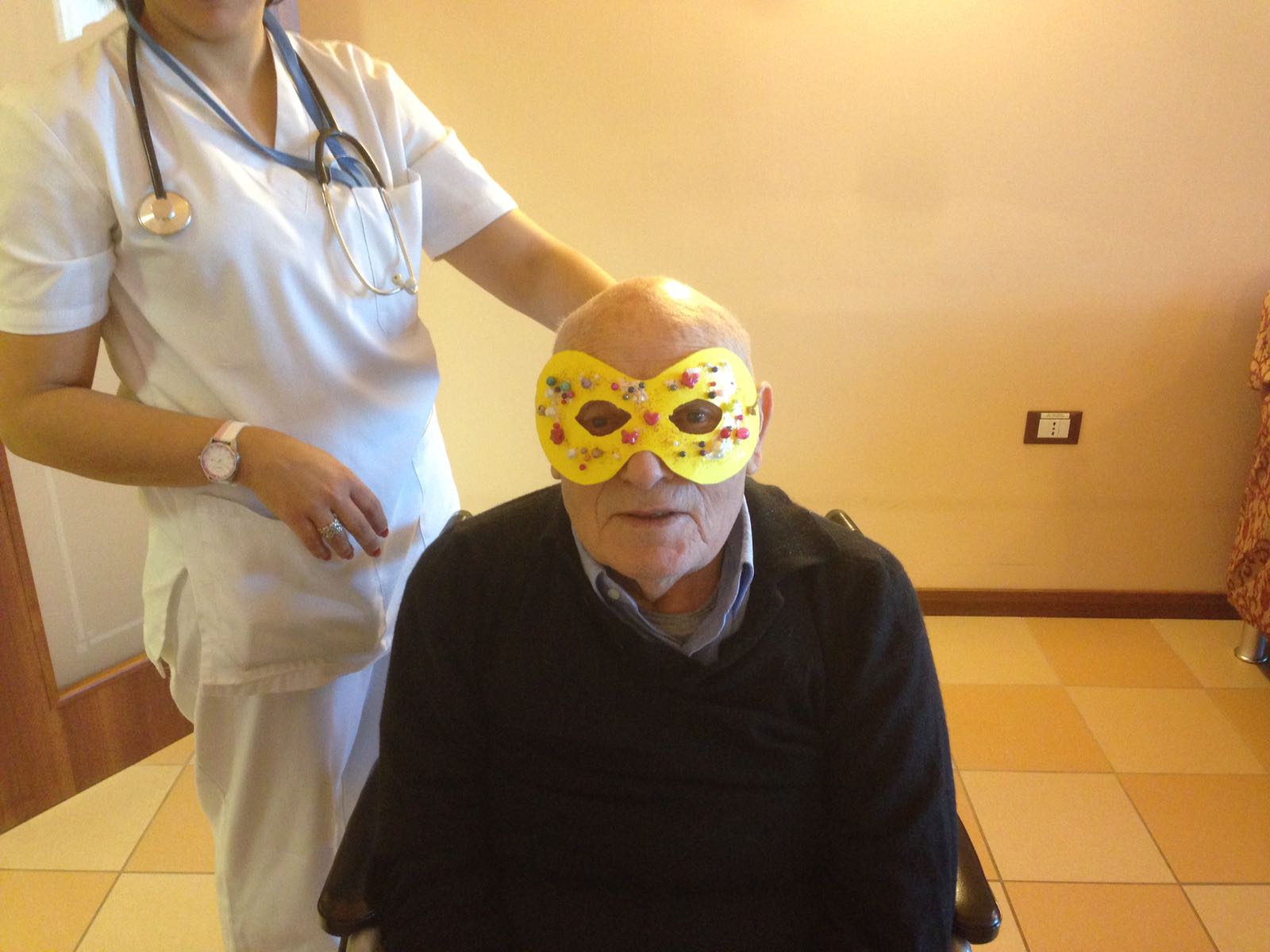 Un'immagine che ritrae professionista sanitario, medico, maschera, medico e ospedale.