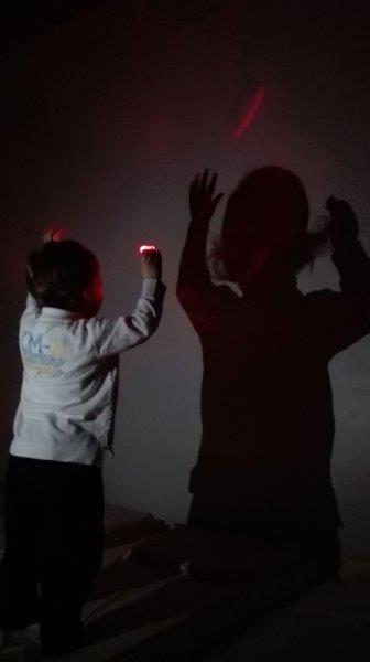 Un'immagine che ritrae in piedi, oscurità, divertimento, divertimento e notte.