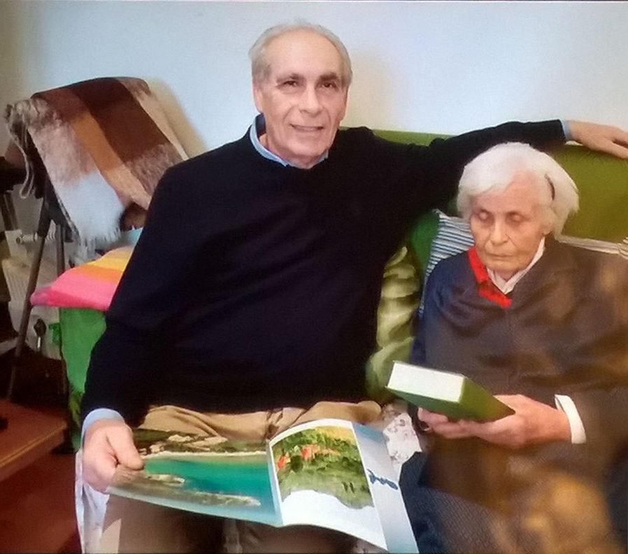 Un'immagine che ritrae sorriso, seduta, comfort, grinza e nonno.
