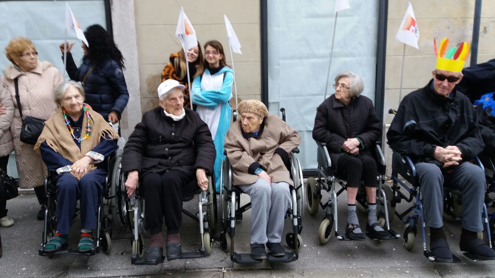 Un'immagine che ritrae sedia a rotelle, pantaloni, capispalla, giacca e cappotto.