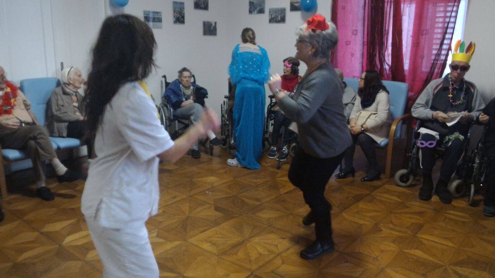 Un'immagine che ritrae pantaloni, corpo umano, comunità, pavimentazione e divertimento.