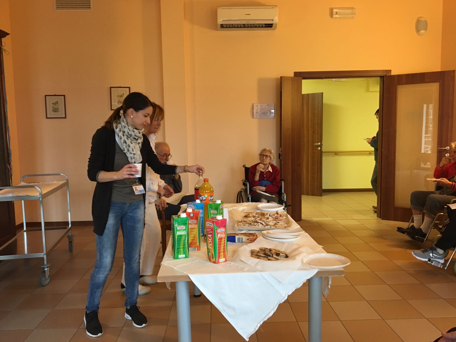 Un'immagine che ritrae mobilia, tavolo, sedia, pavimentazione e cibo.