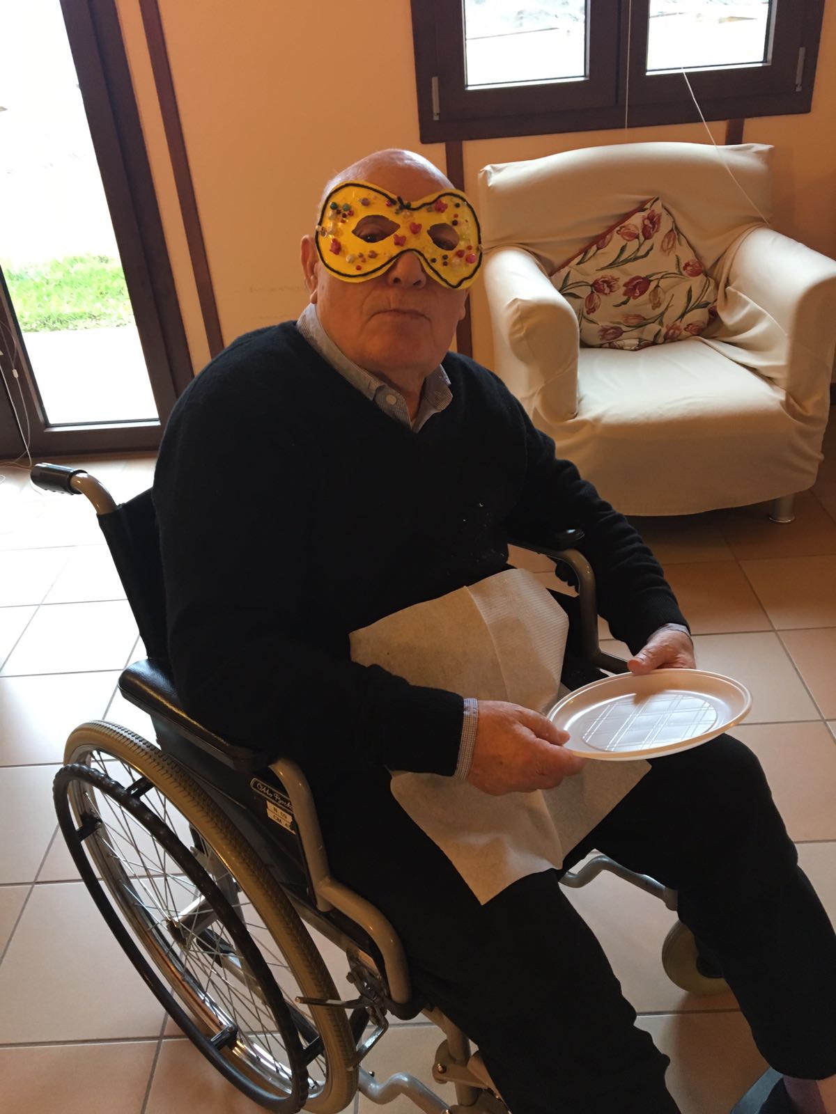 Un'immagine che ritrae sedia a rotelle, sedia, occhiali e occhiali da sole.